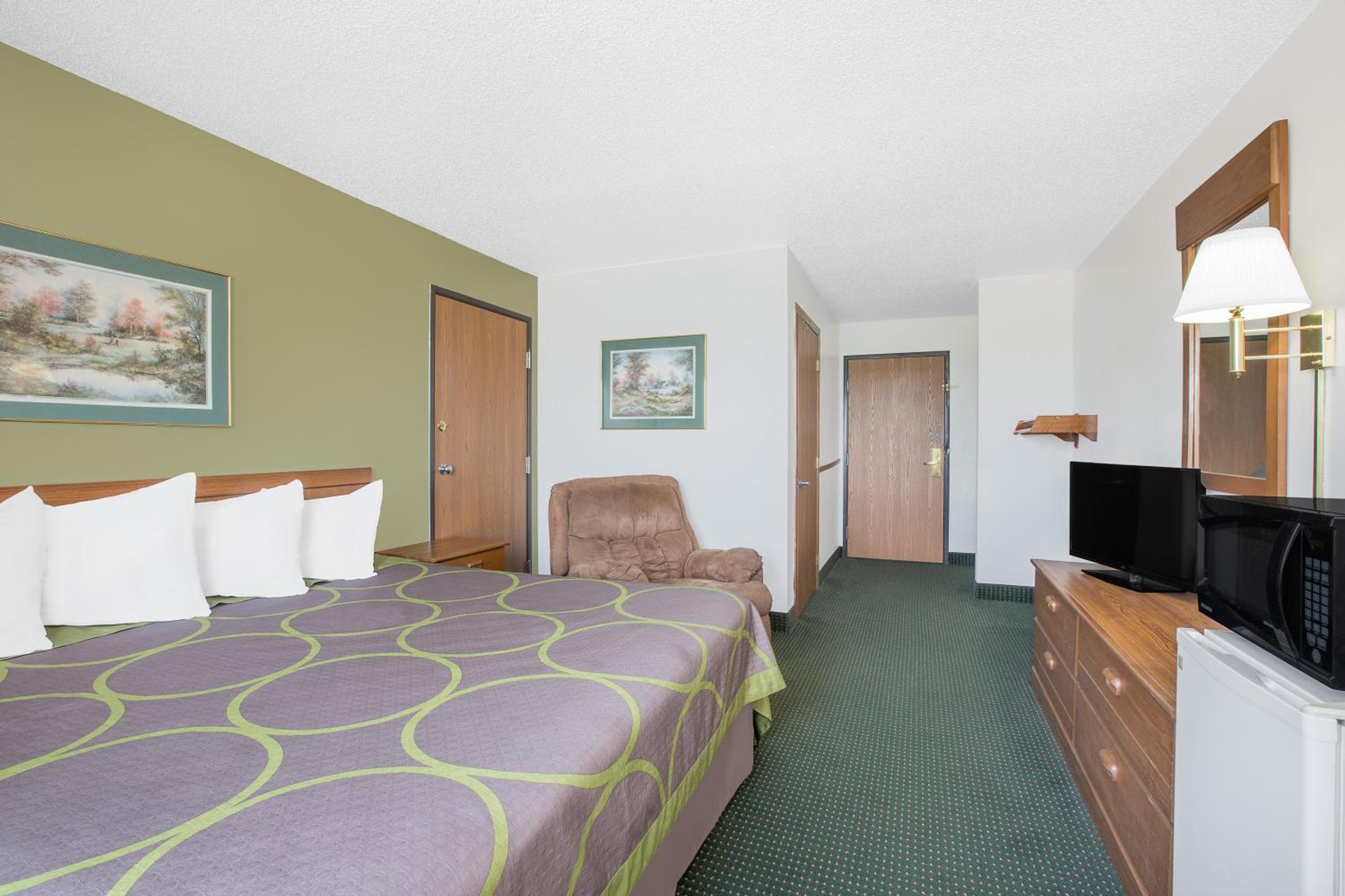 King Room - Non-Smoking - Photo 5