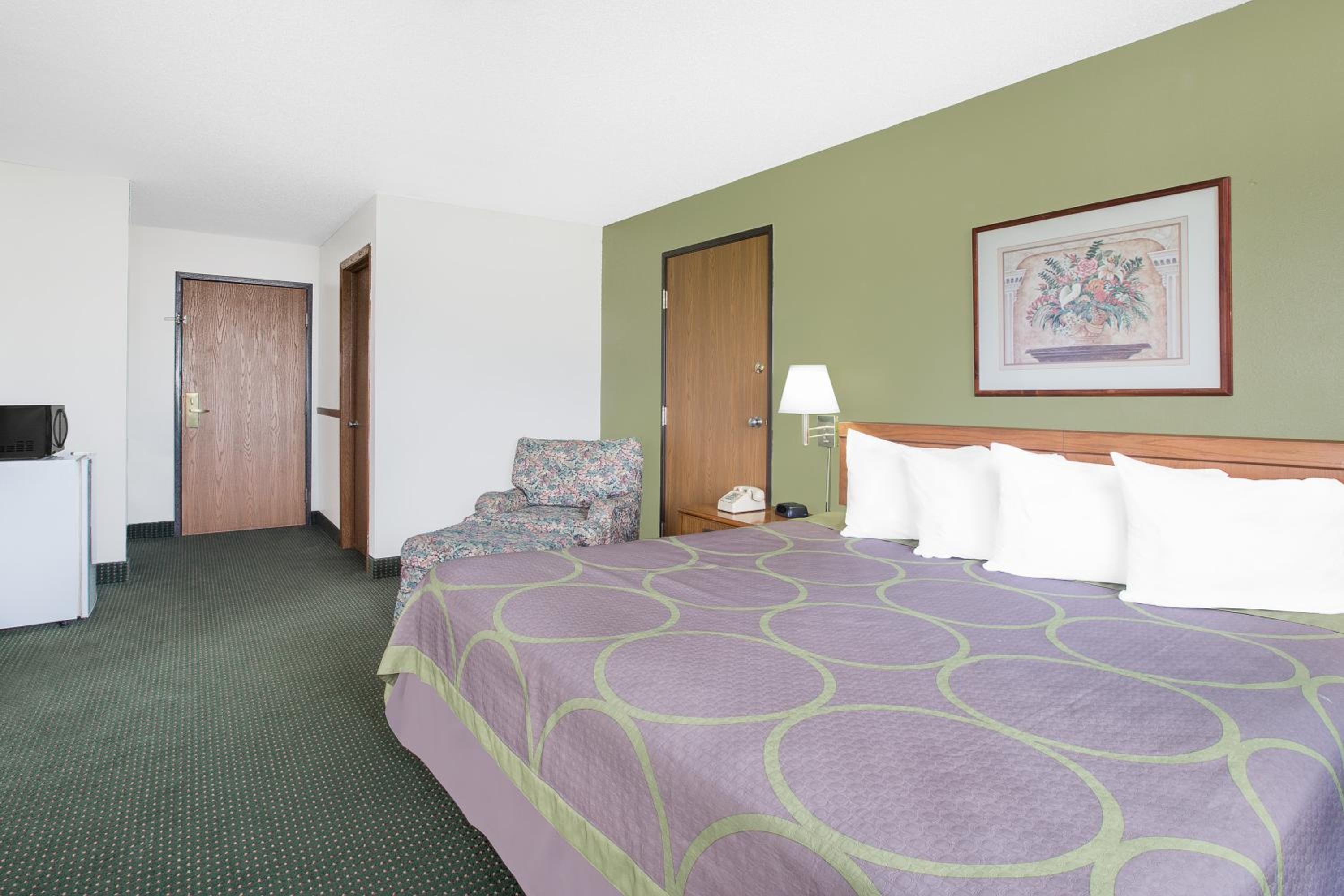 Deluxe King Studio Suite - Non-Smoking - Photo 1