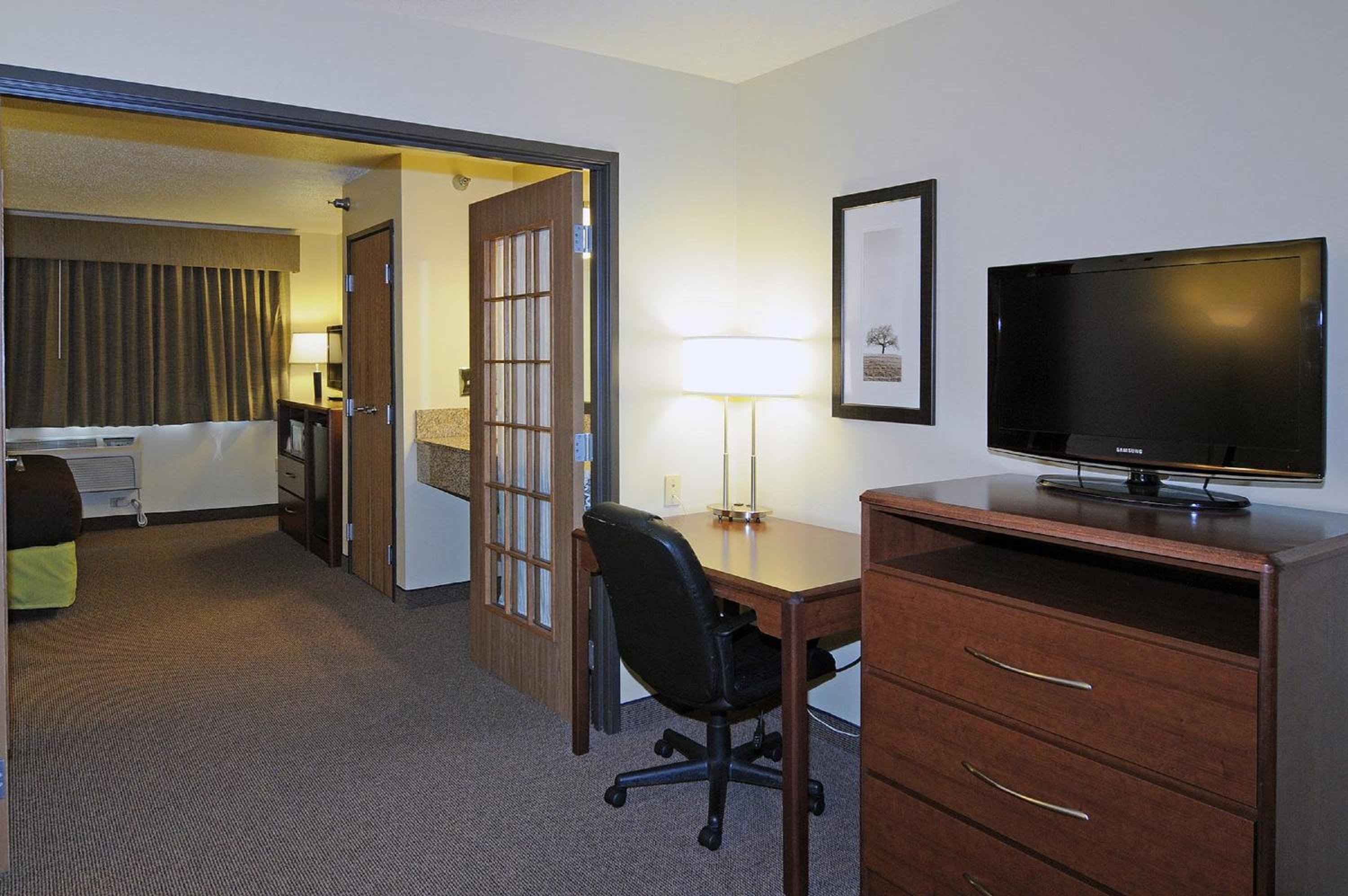 One-Bedroom Deluxe King Suite - Non-Smoking - Photo 4