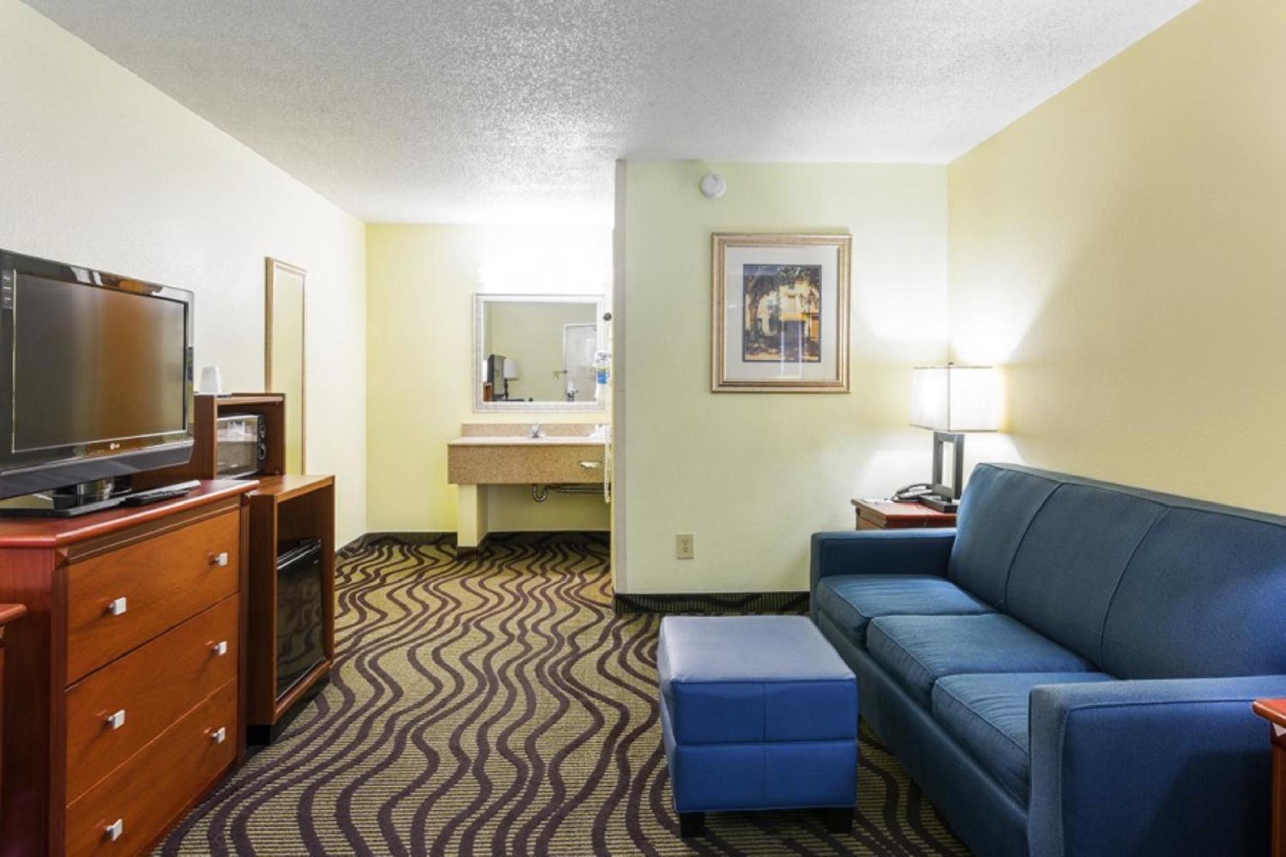 One-Bedroom Suite with King Bed and Sofa Bed - Photo 4