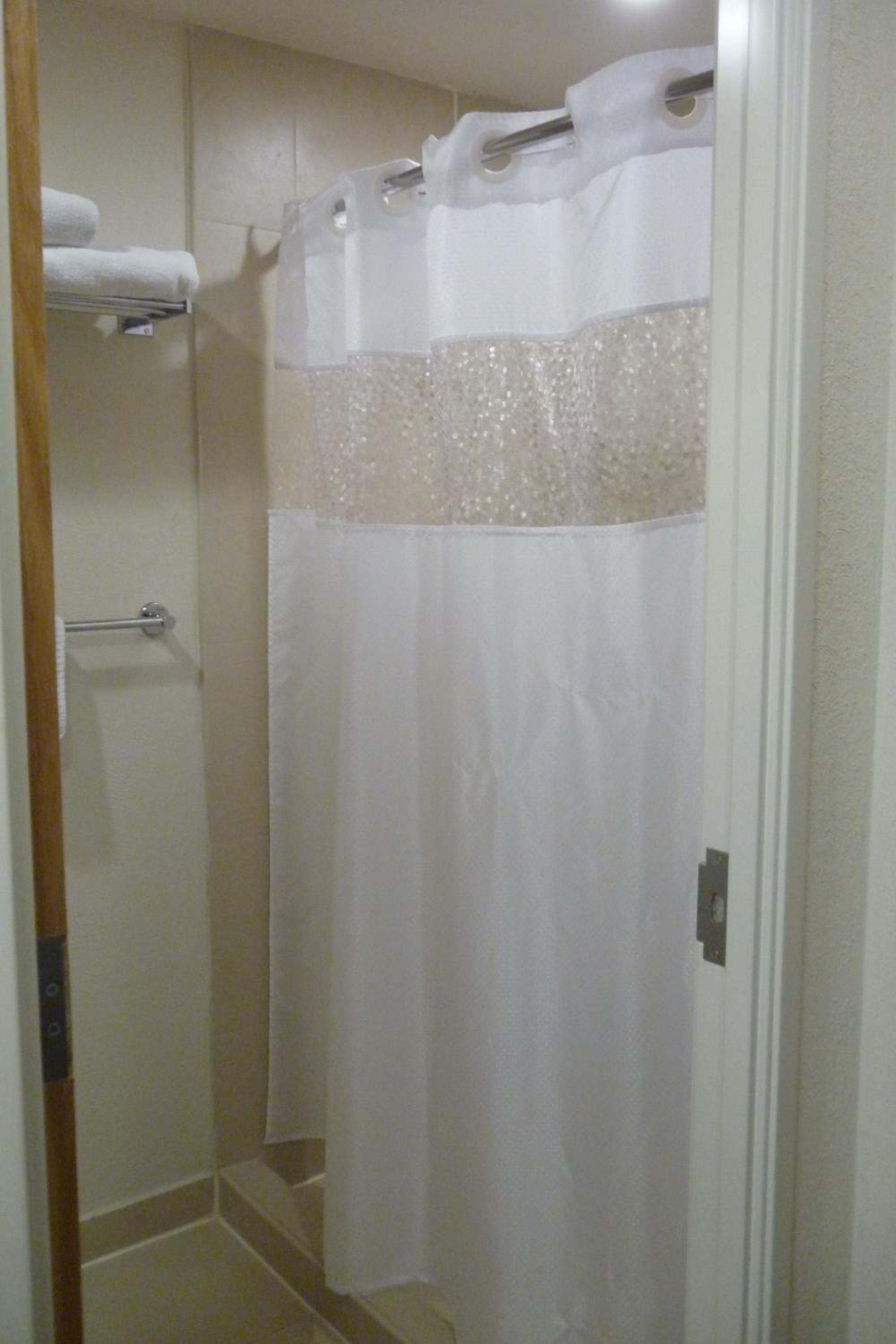 Standard Double Room with Two Double Beds - Disability Access - Photo 3