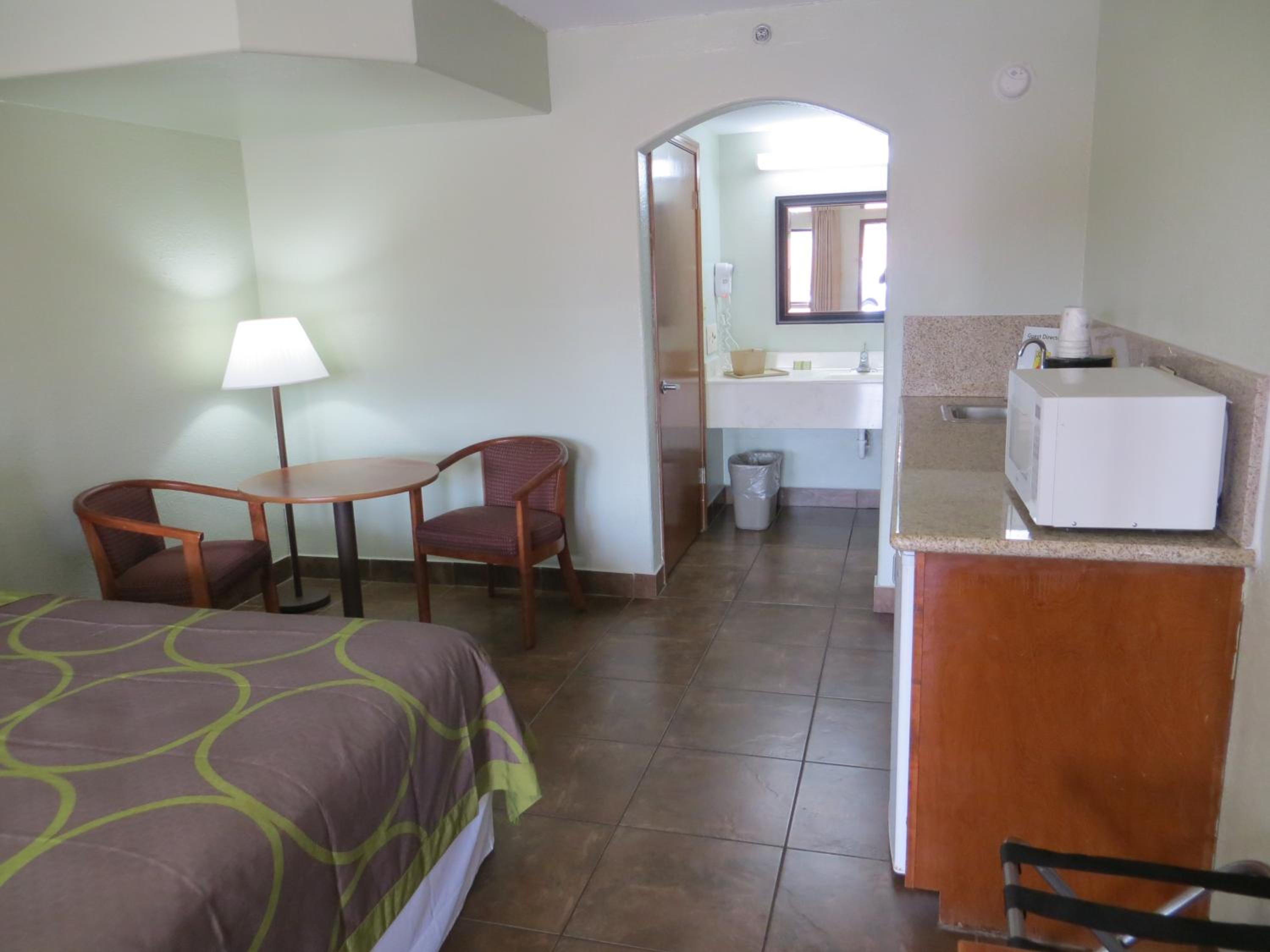 King Room with Kitchenette - Photo 3