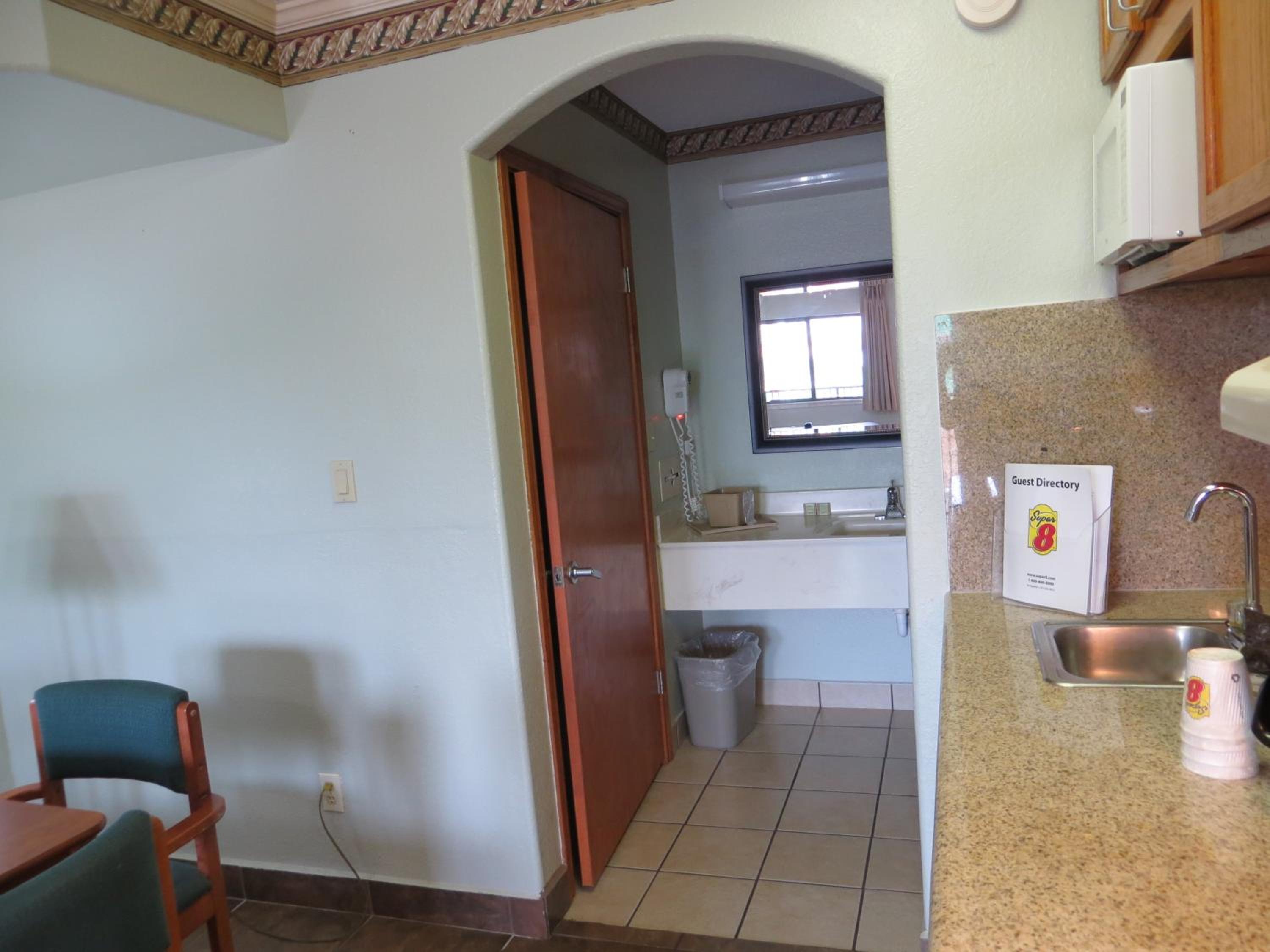 King Room with Kitchenette - Photo 2