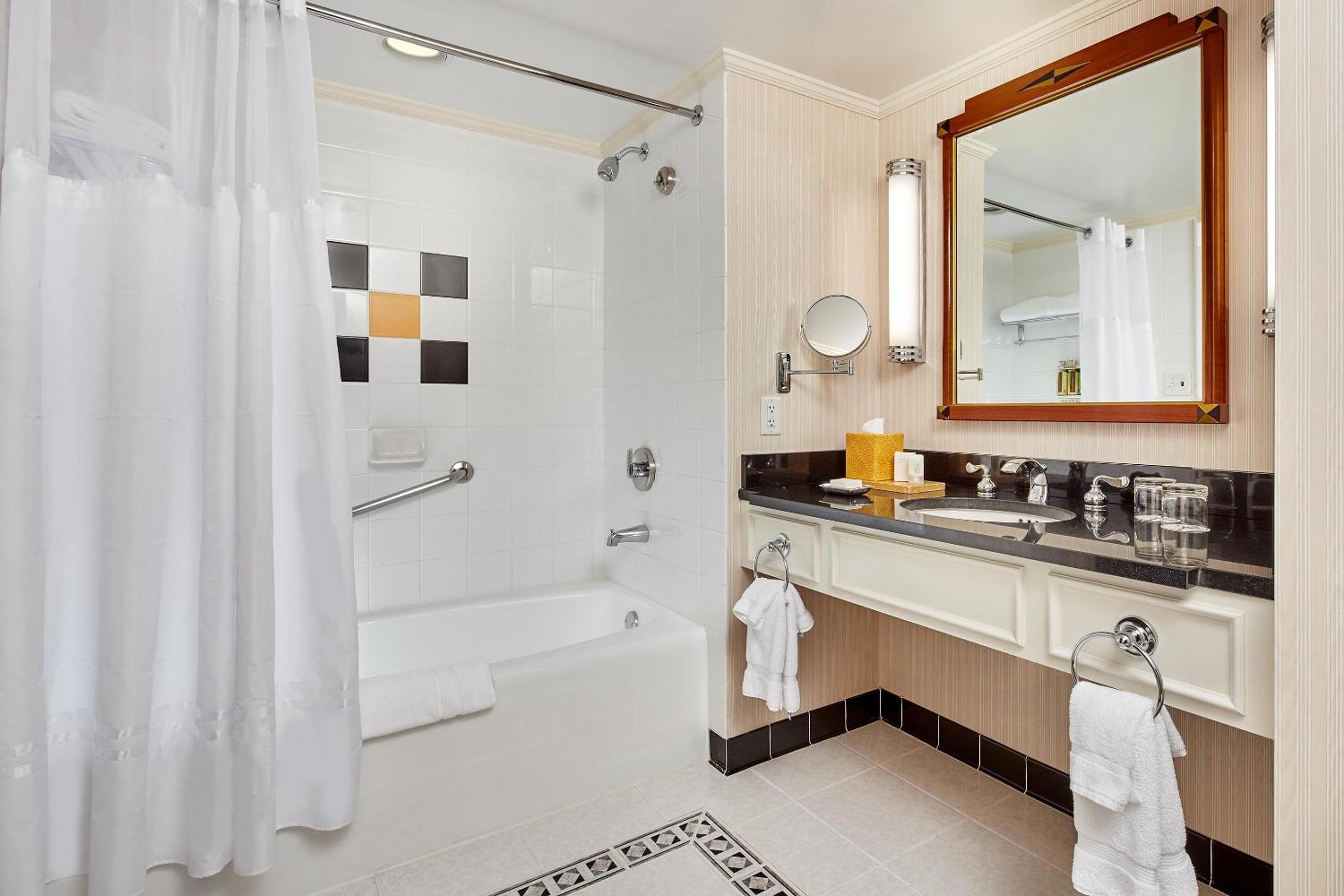 Deluxe King Room - Photo 3