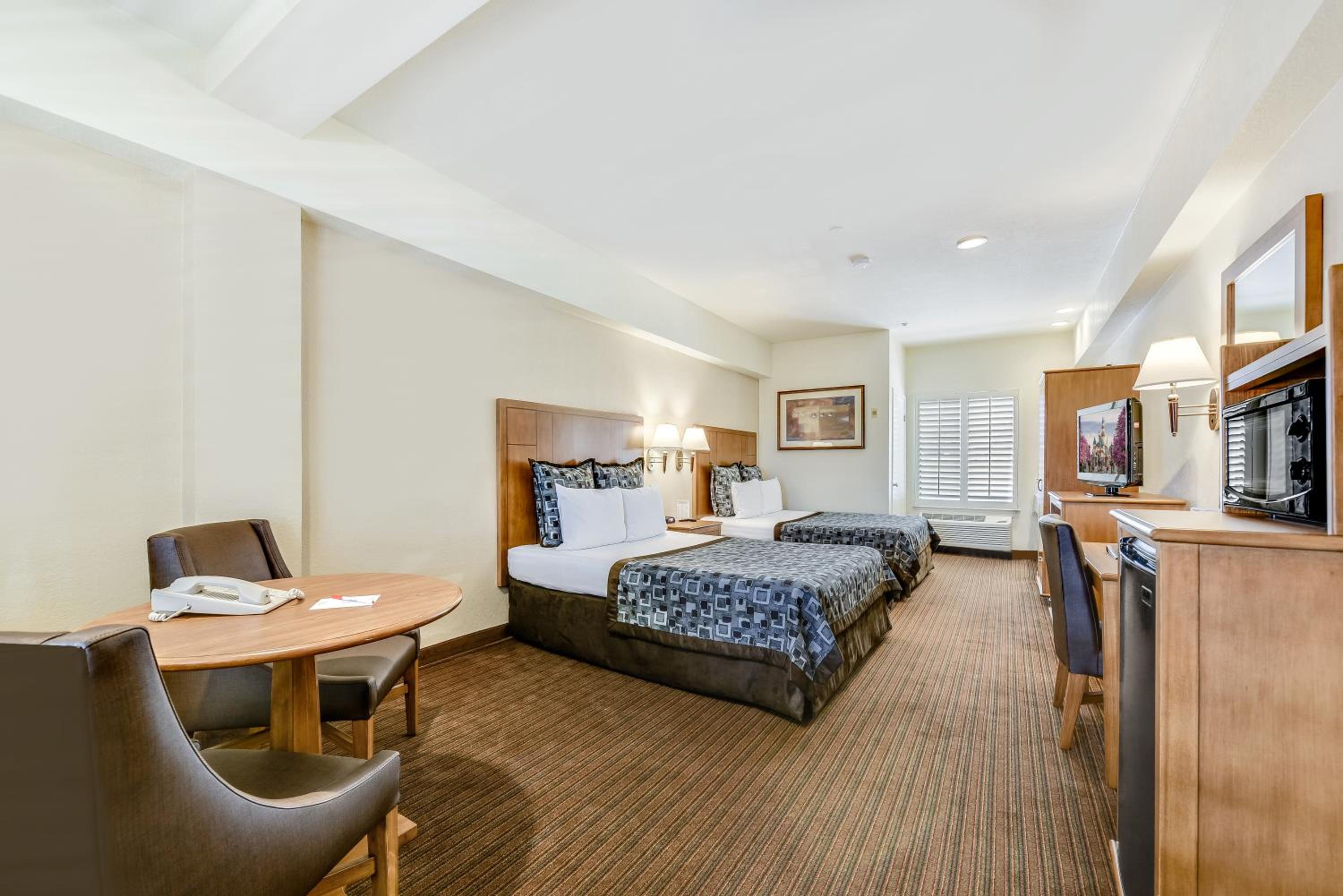 Deluxe Family Suite - Photo 2