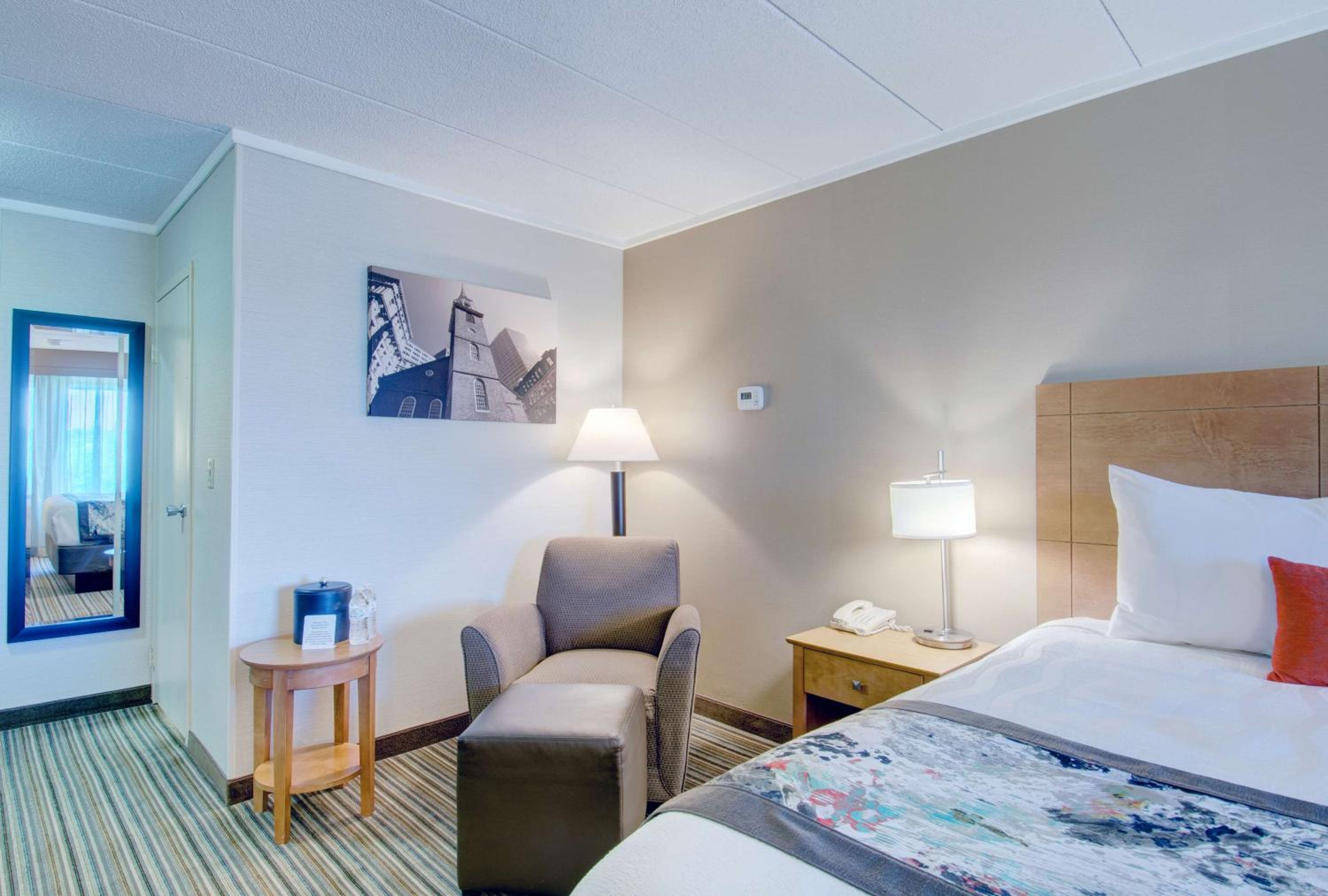 King Room with Balcony - Non-Smoking - Photo 5