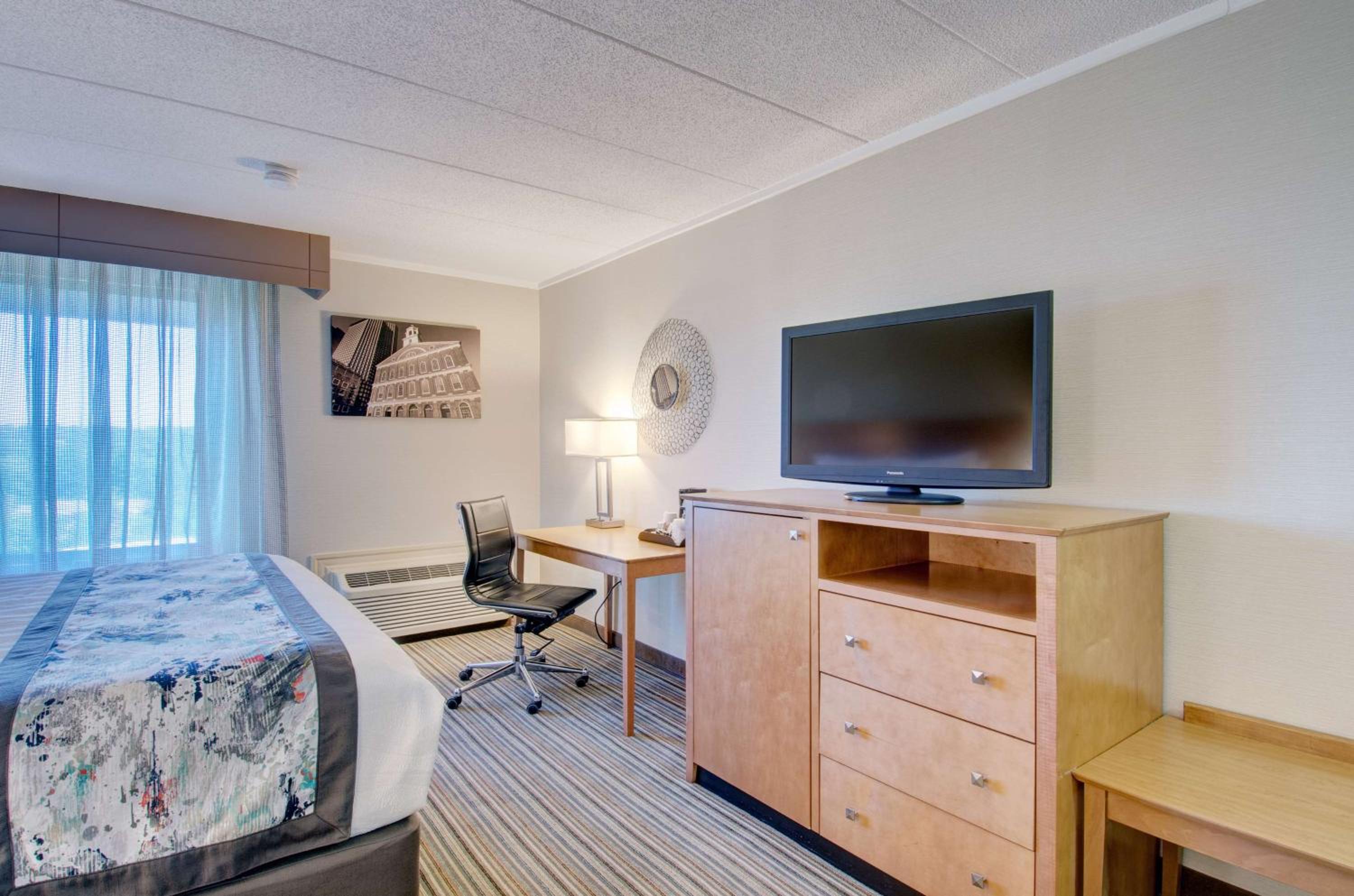 King Room with Balcony - Non-Smoking - Photo 3