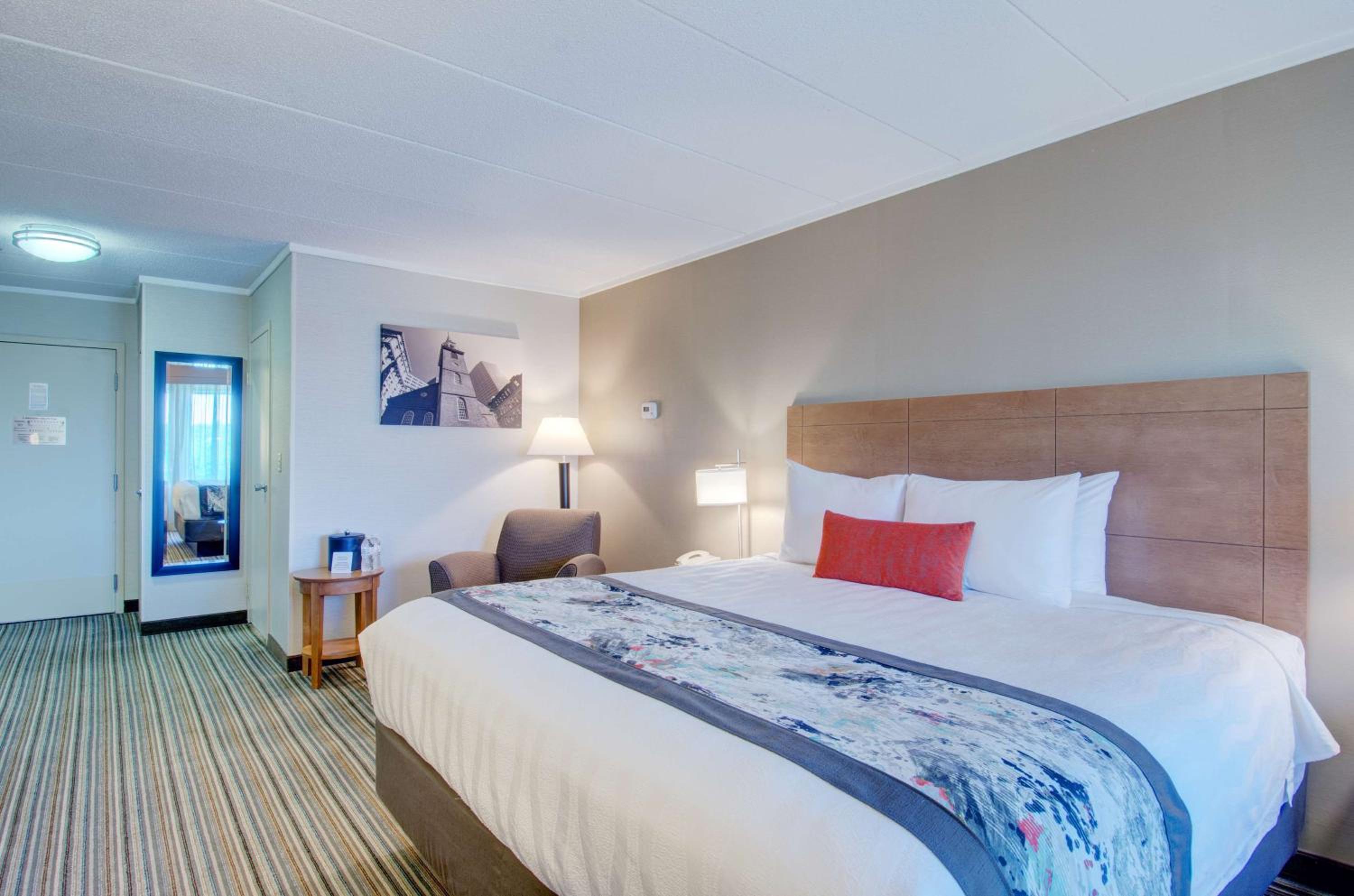 King Room with Balcony - Non-Smoking - Photo 6