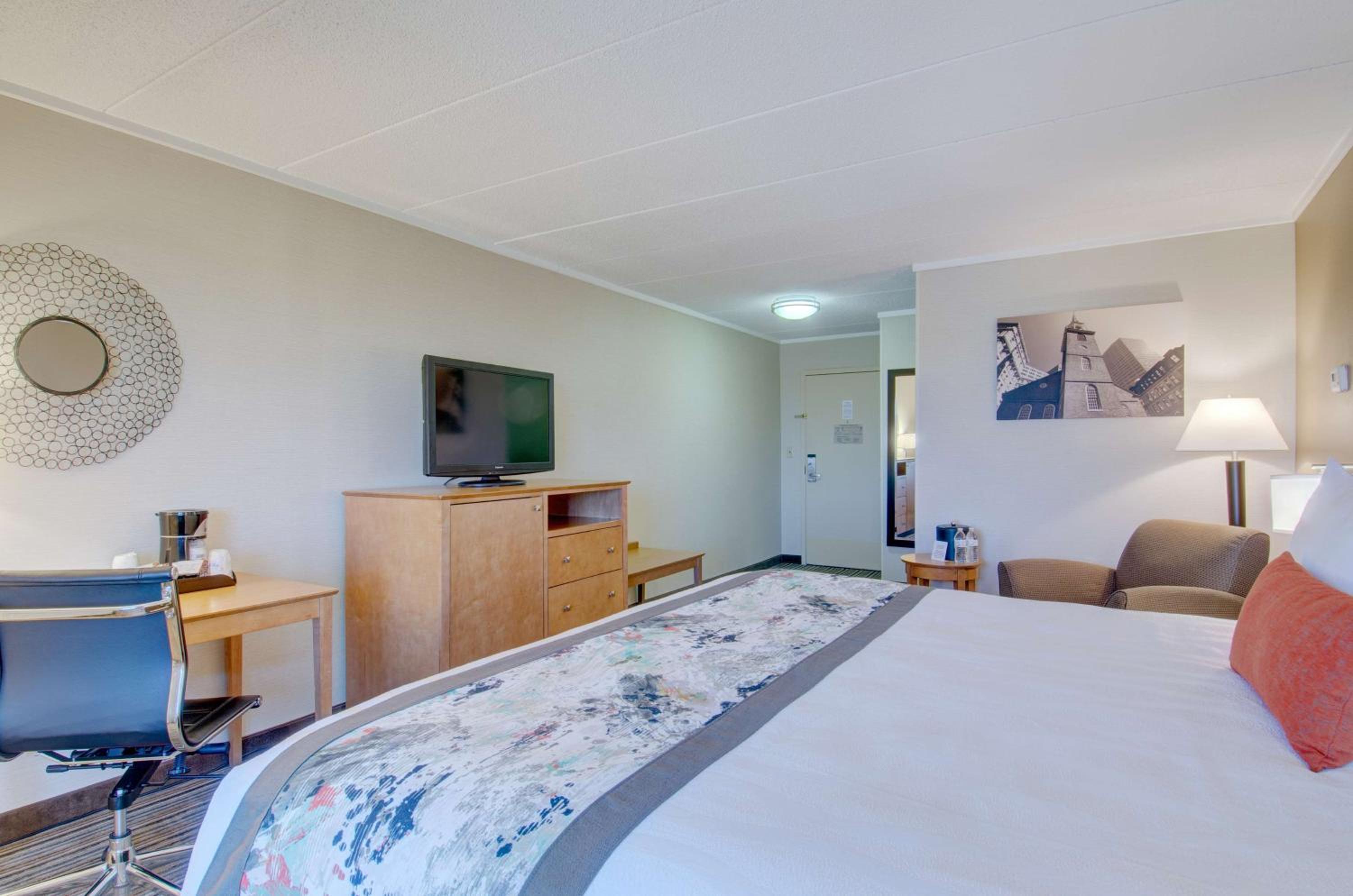 King Room with Balcony - Non-Smoking - Photo 2