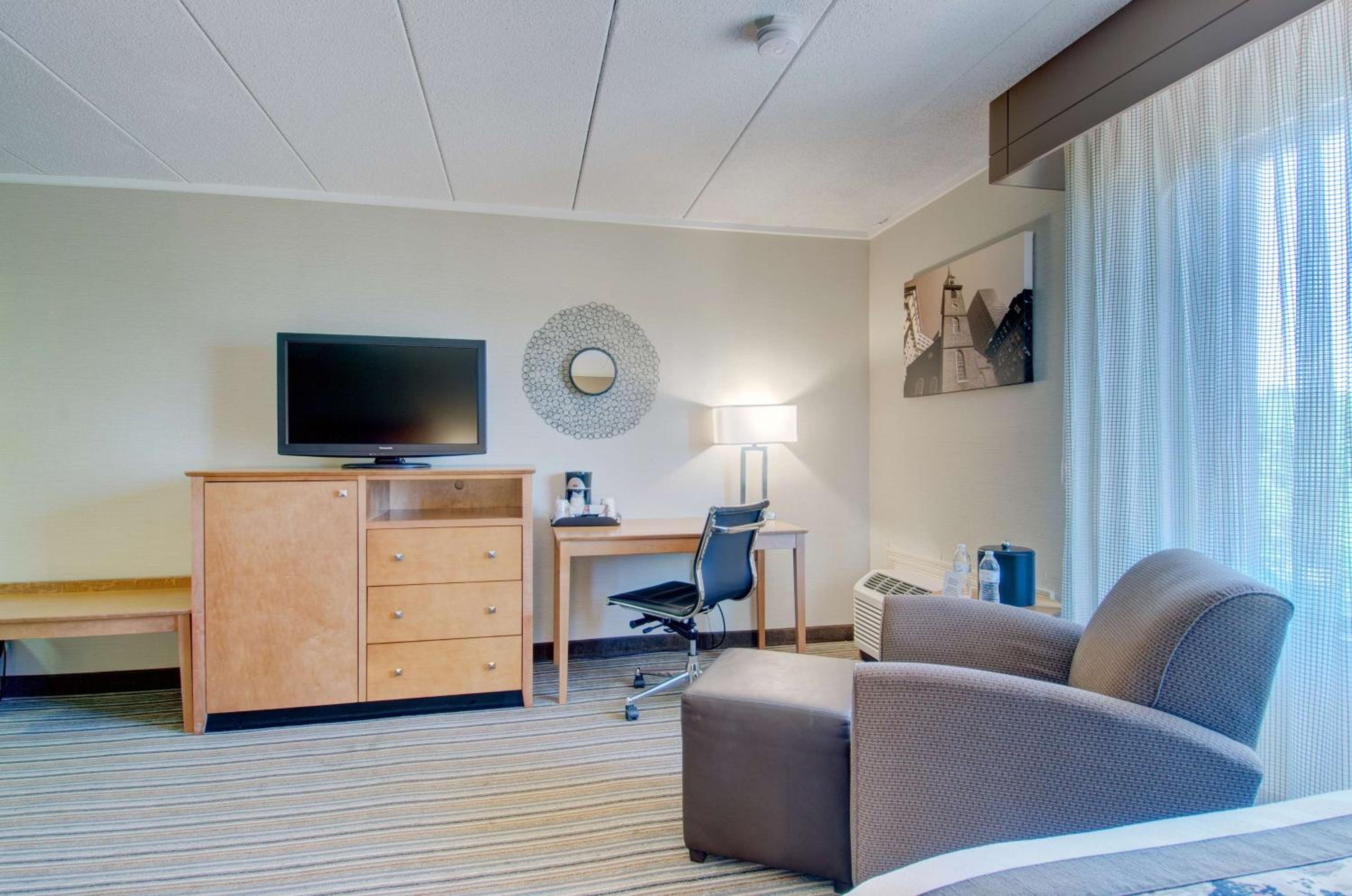 Double Room with Two Double Beds and Bath Tub - Mobility Accessible/Non-Smoking photo 2