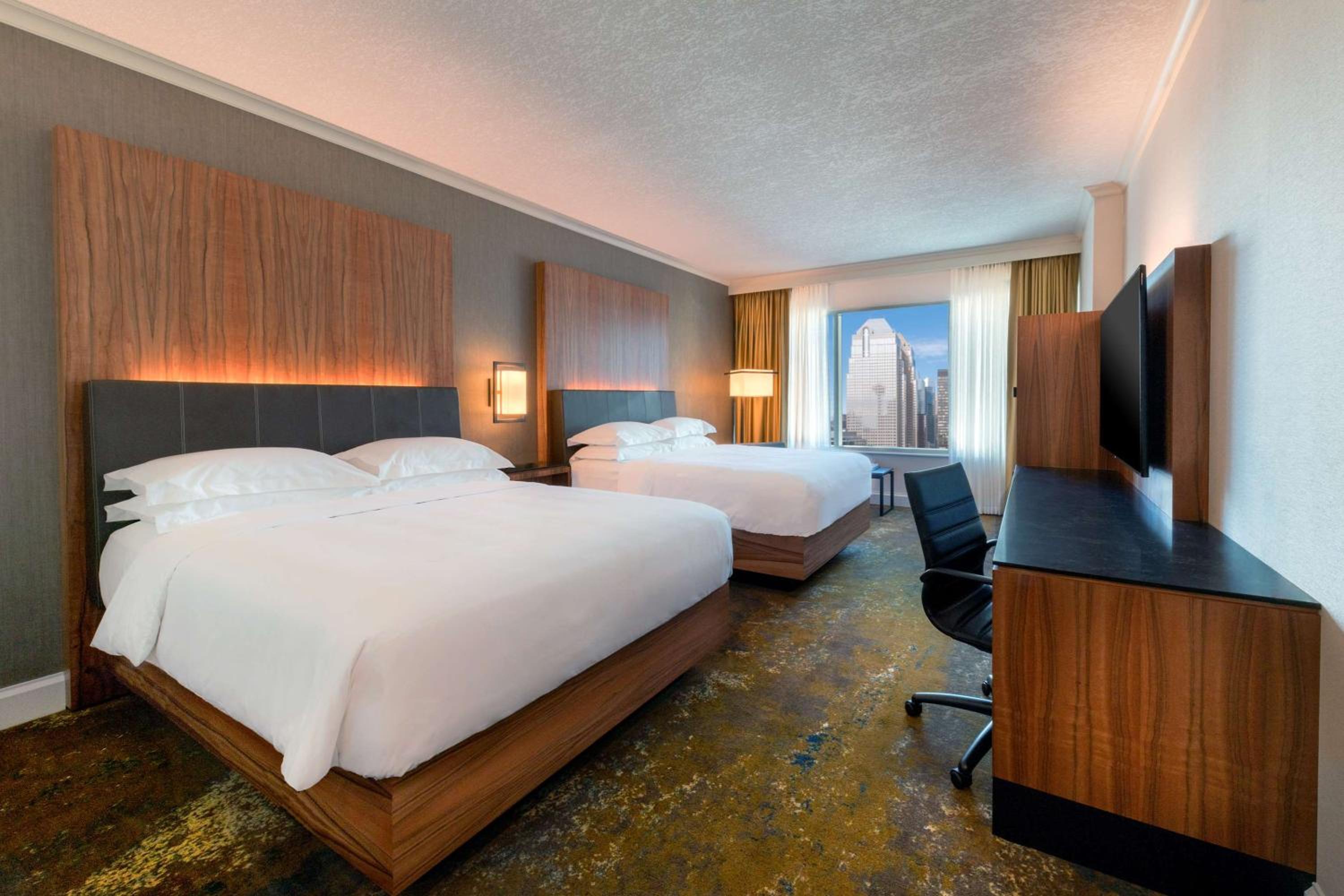 Queen Room with Two Queen Beds - Club Access - Photo 18