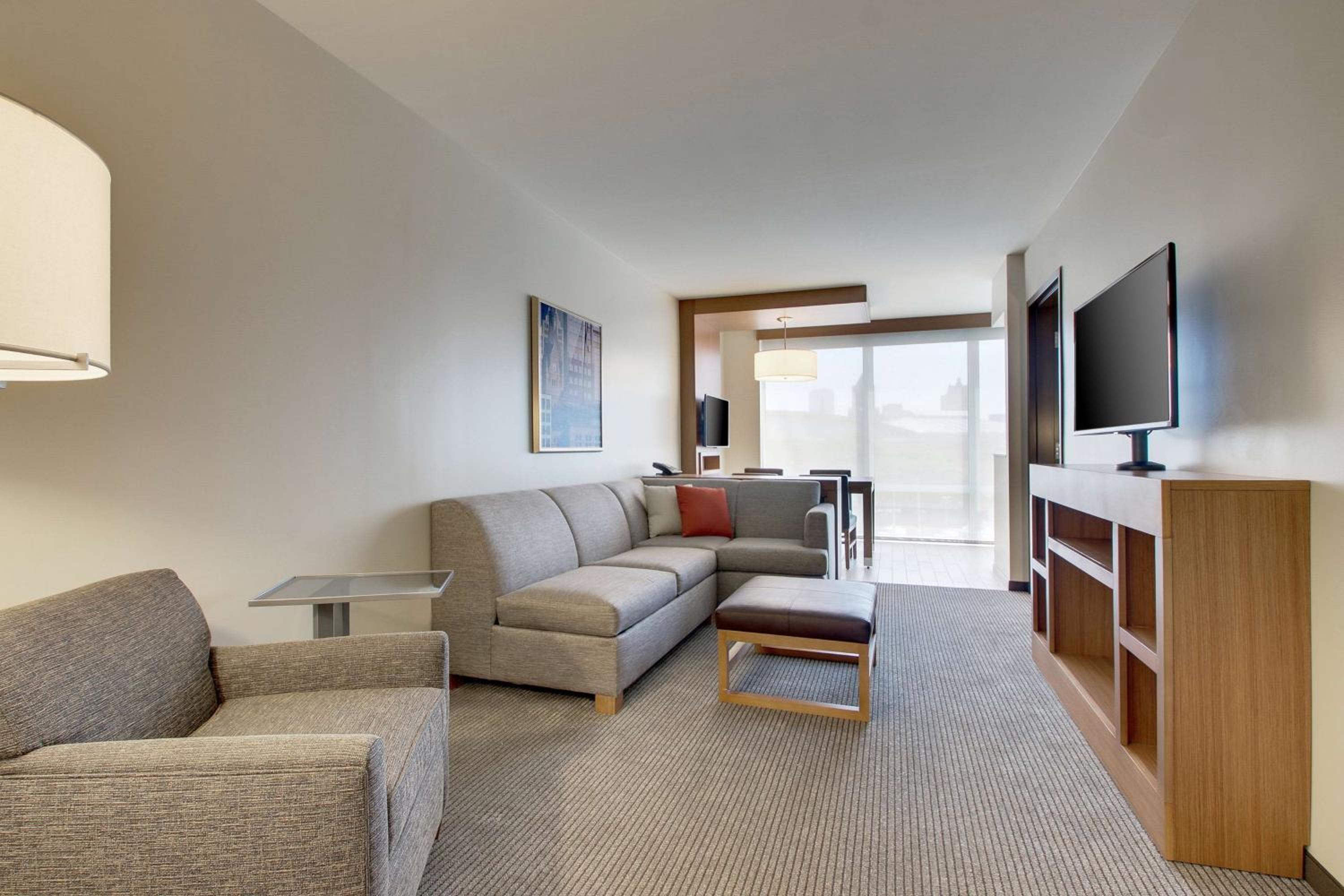 One-Bedroom King Suite with Sofa Bed photo 3