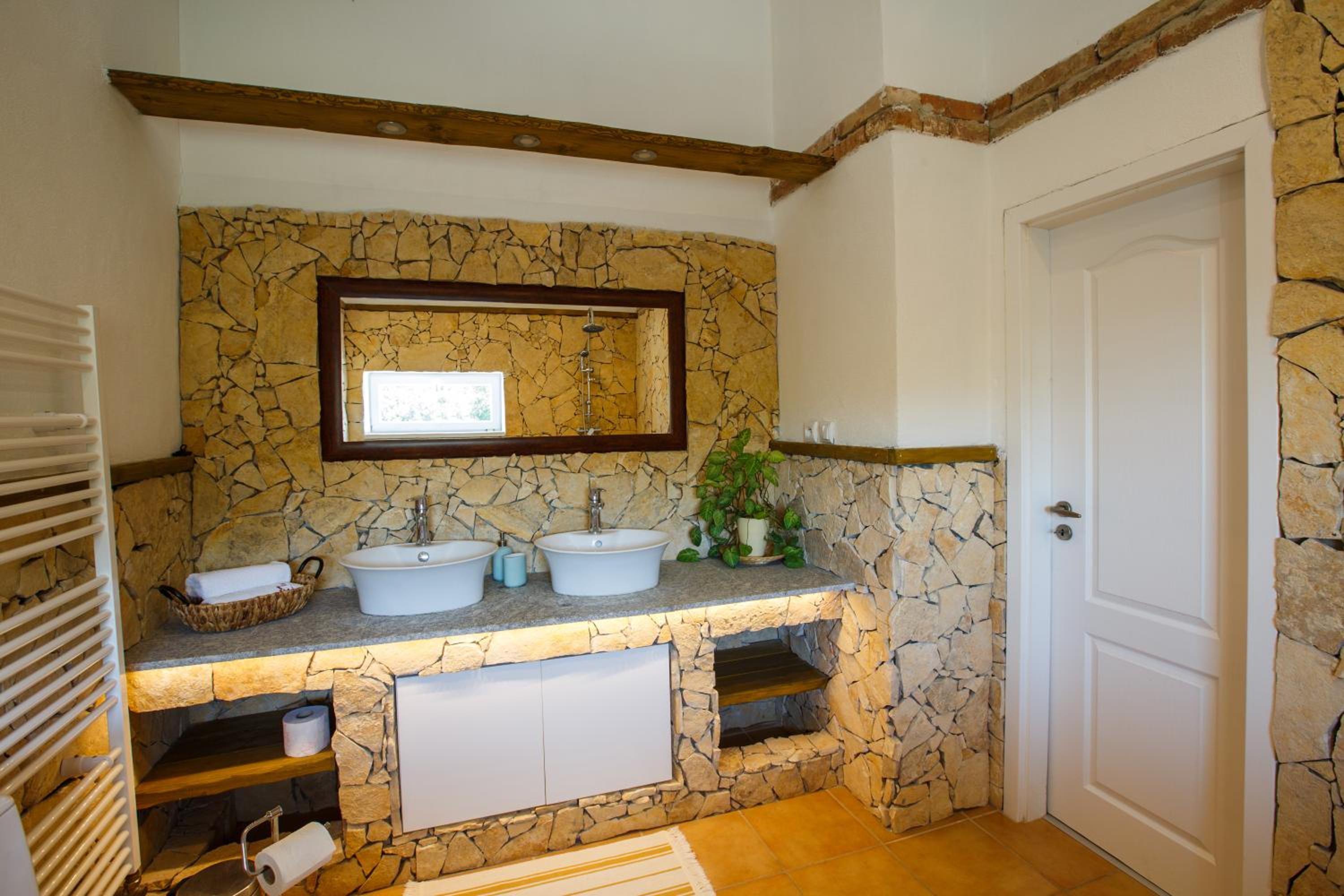 Suite - Photo 10