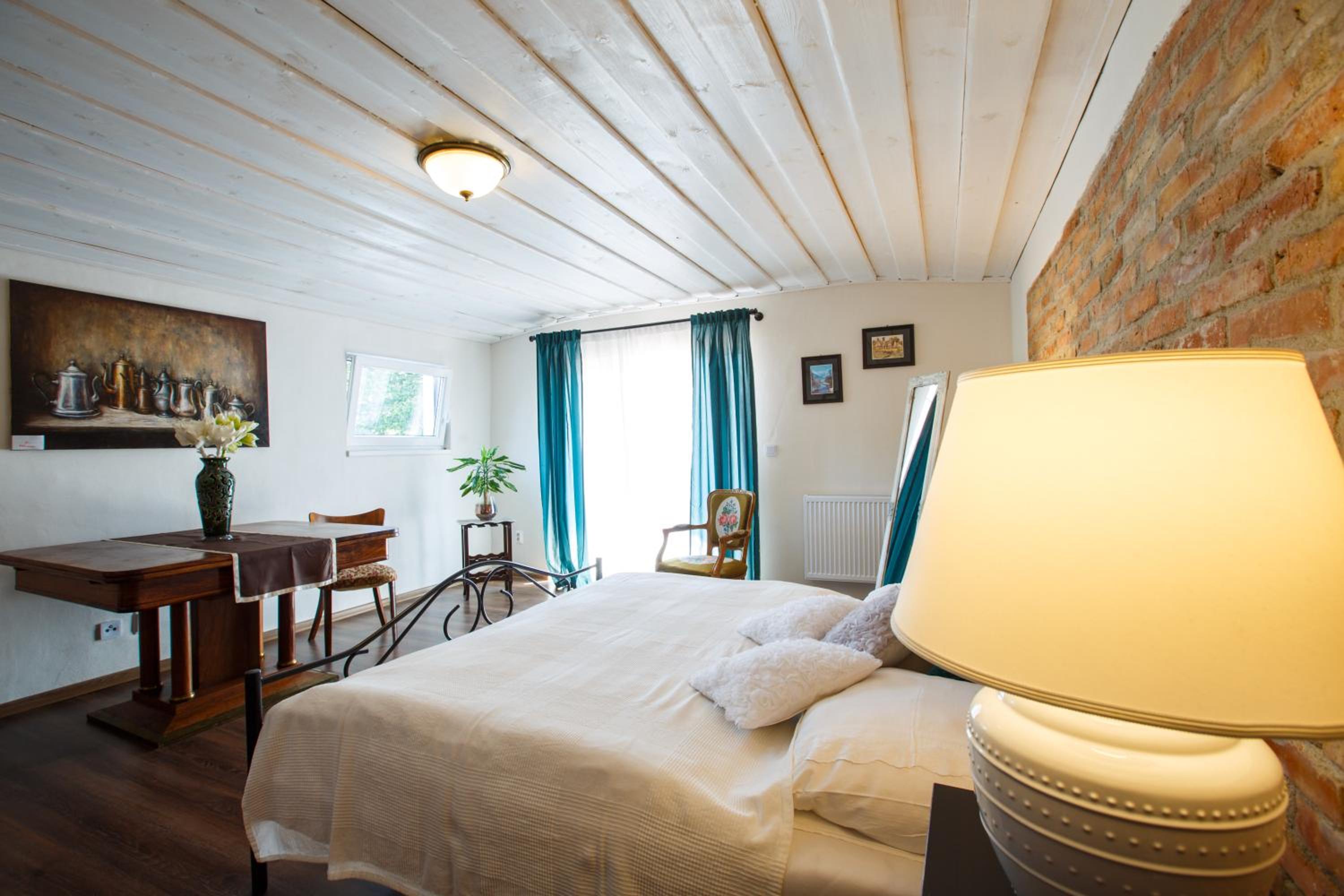 Suite - Photo 1