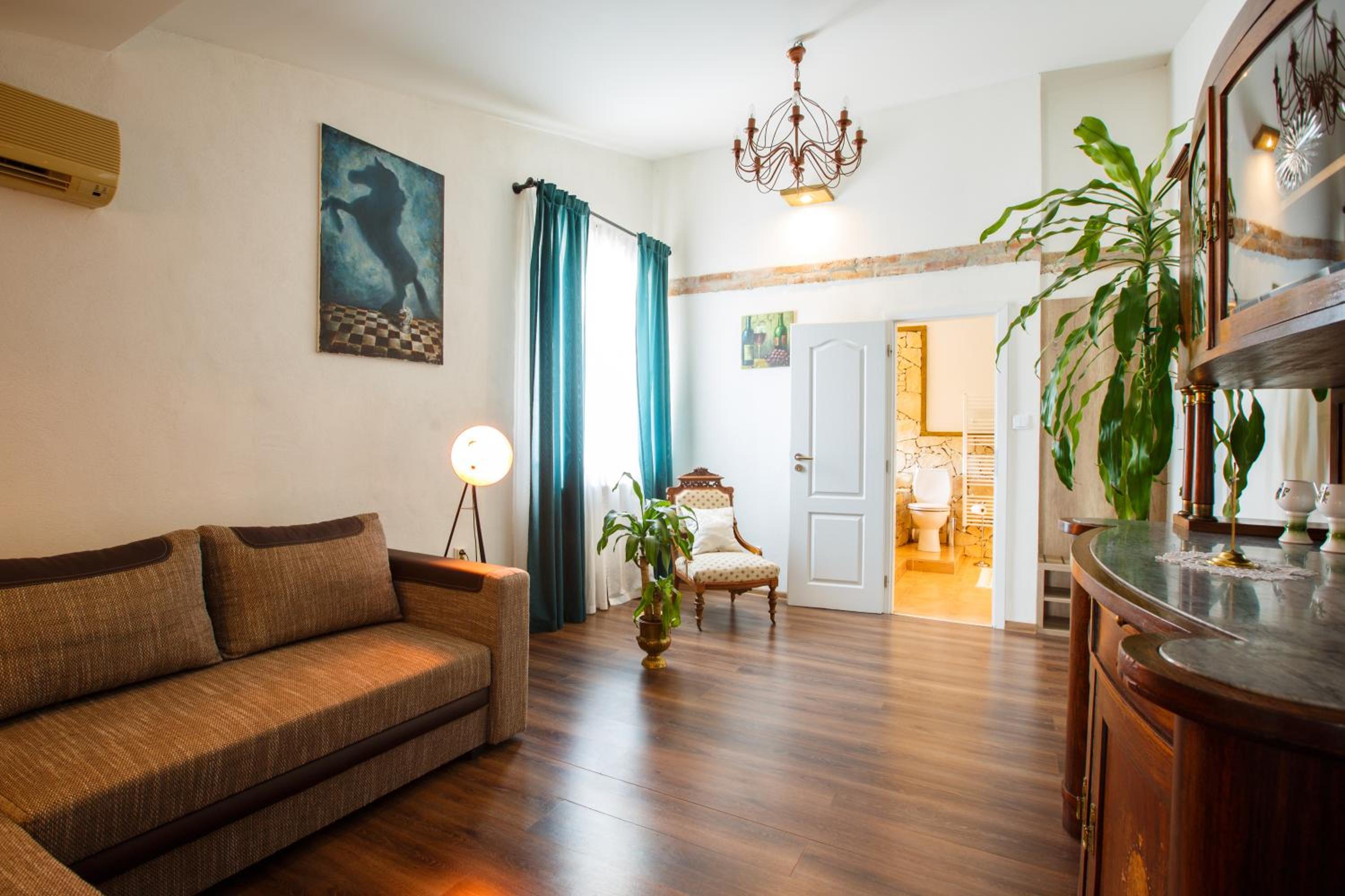 Suite - Photo 2