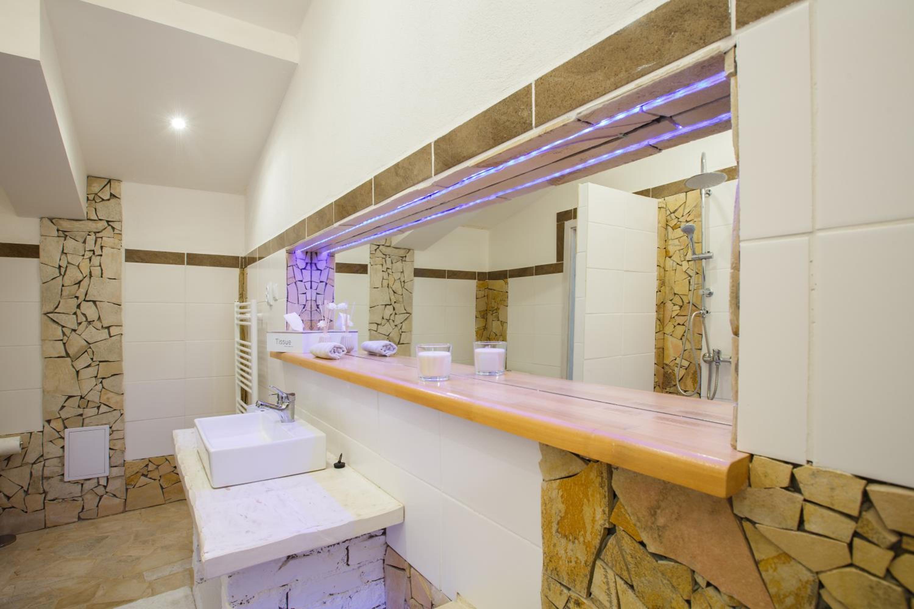 Double or Twin Room - Photo 7