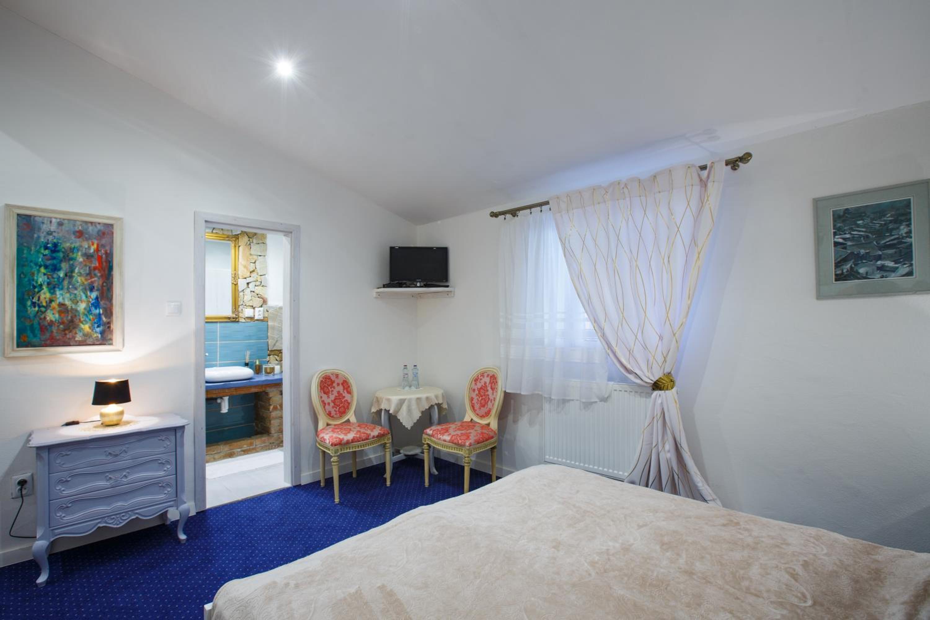 Double or Twin Room - Photo 11