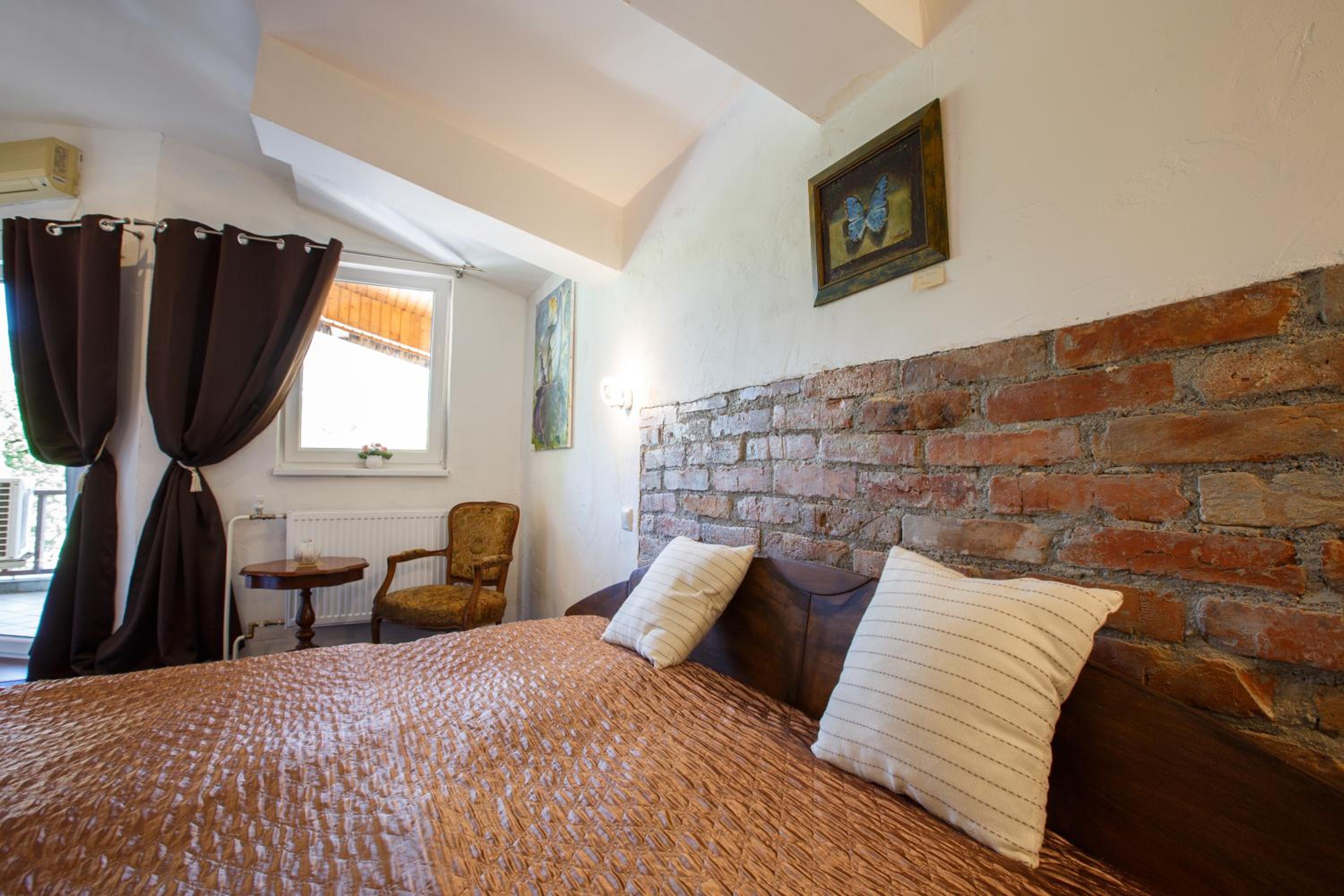 Double or Twin Room - Photo 10