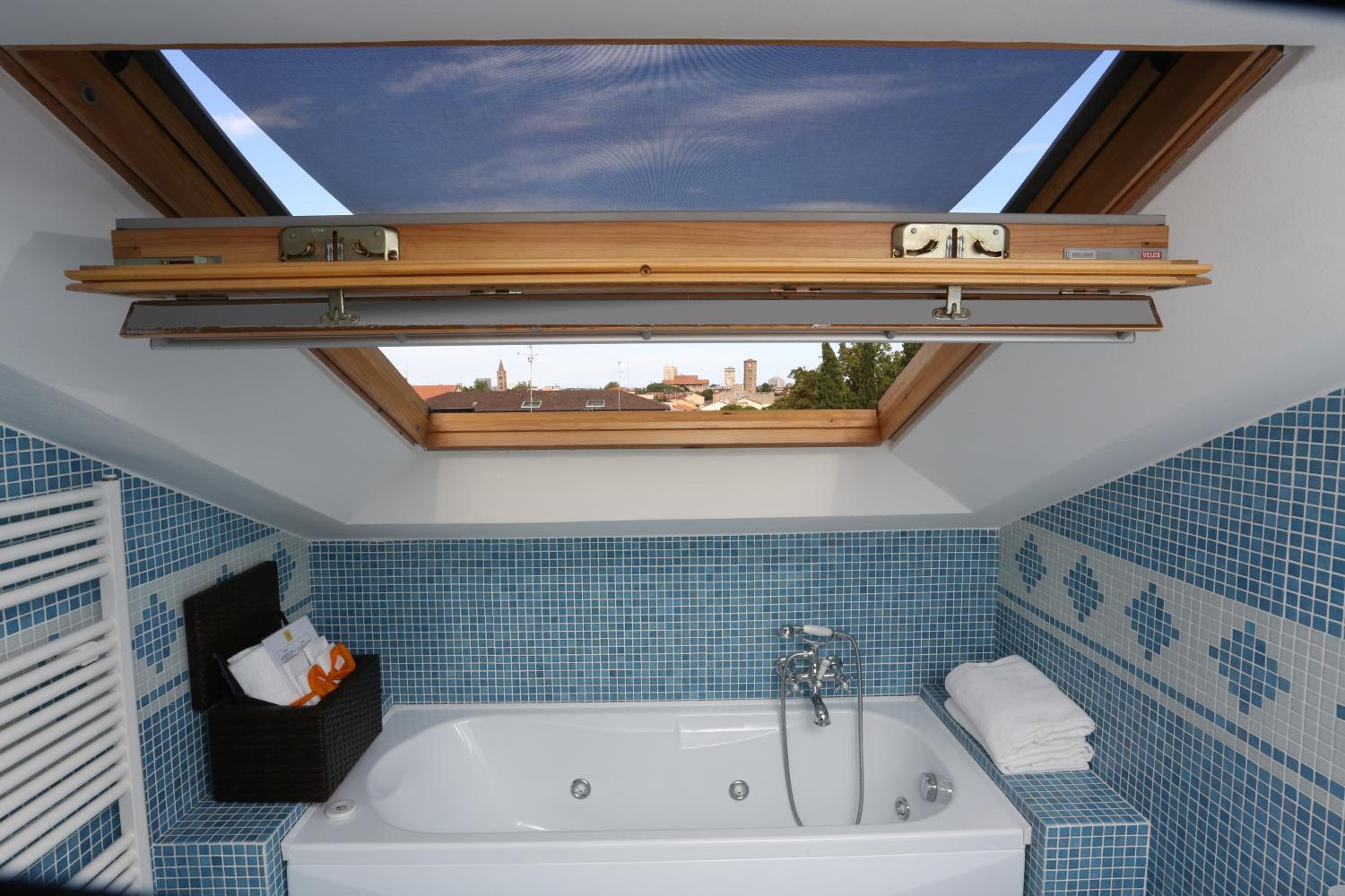 Executive King Suite - Photo 7
