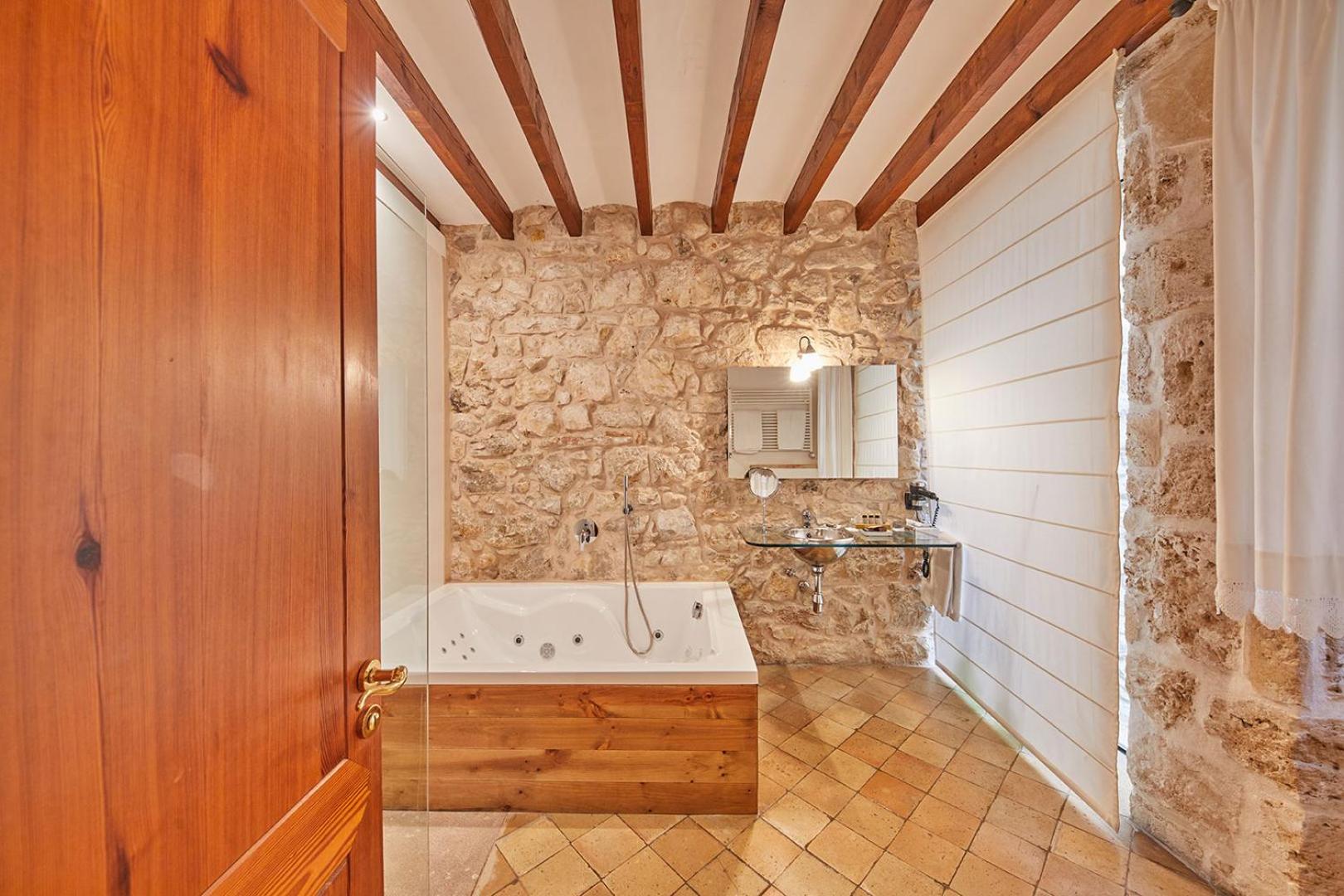 Habitación Doble Superior con Bañera de Hidromasaje Habitación Doble Superior con Bañera de Hidromasaje
