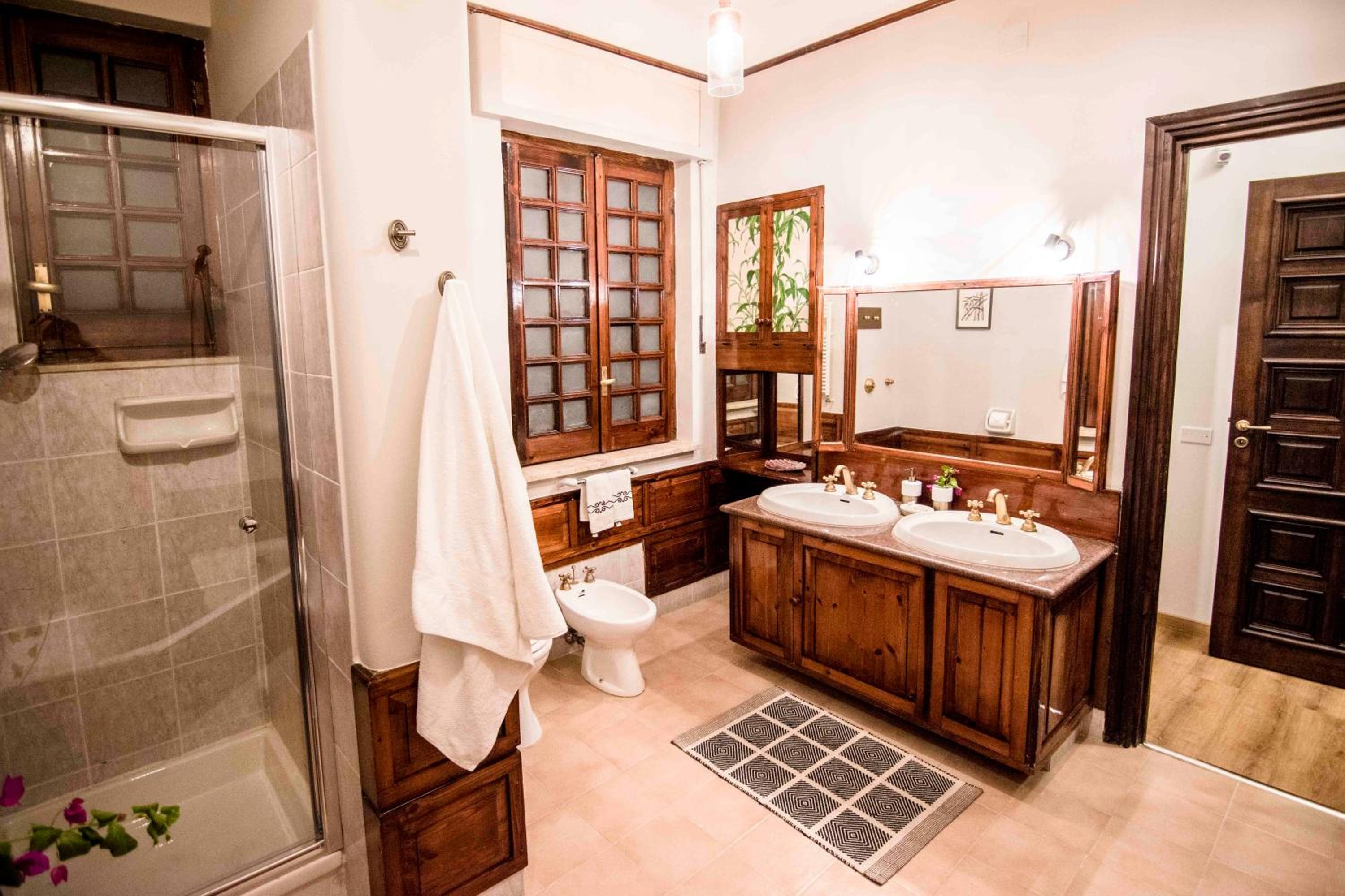 Deluxe Double Room with Balcony - Photo 16