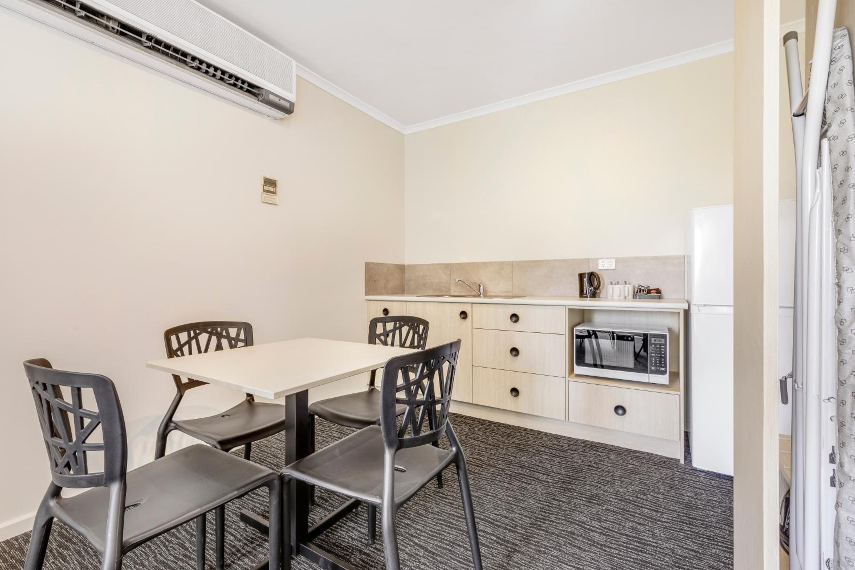 Studio Apartment photo 3