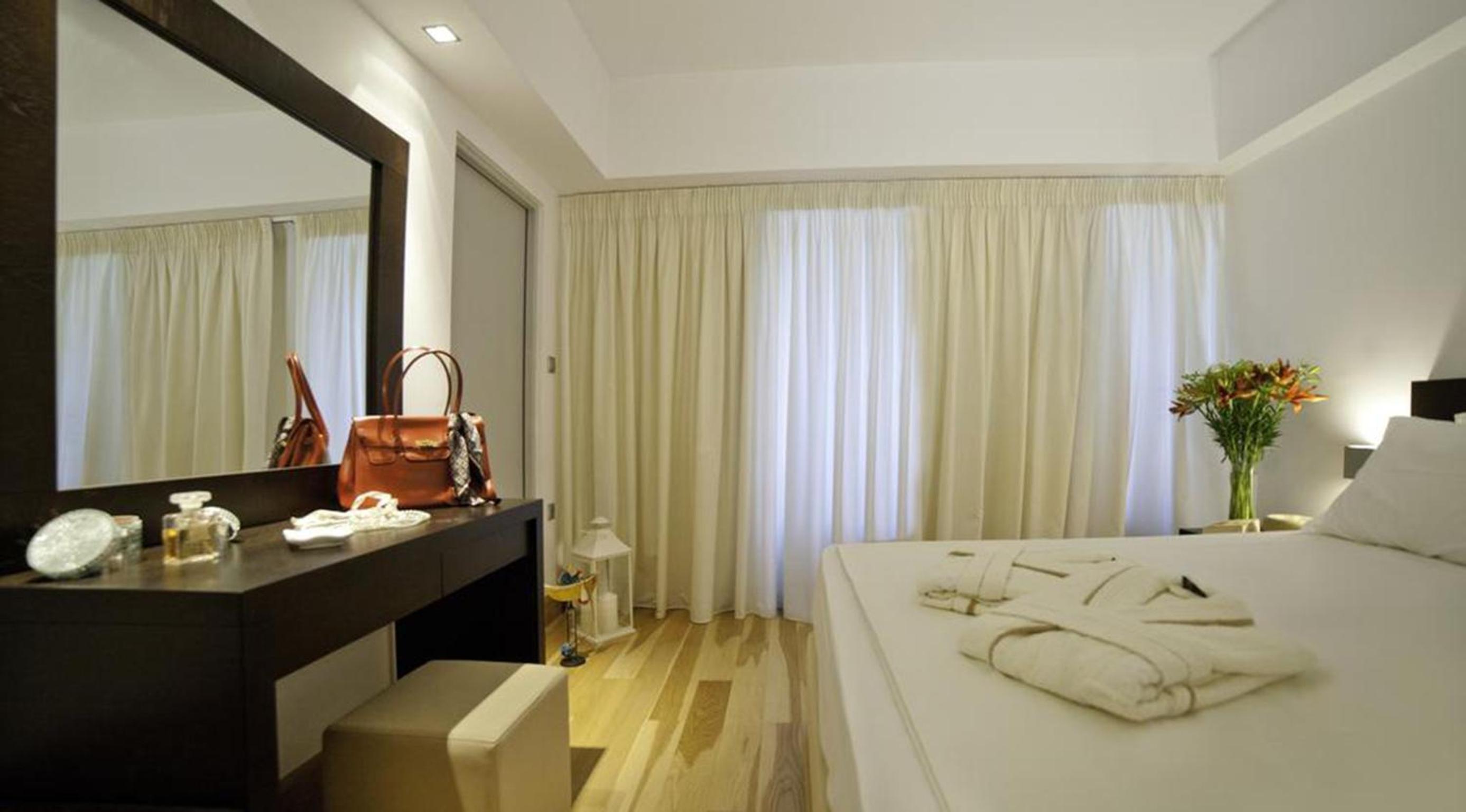 Family Room with Balcony and Acropolis View photo 2