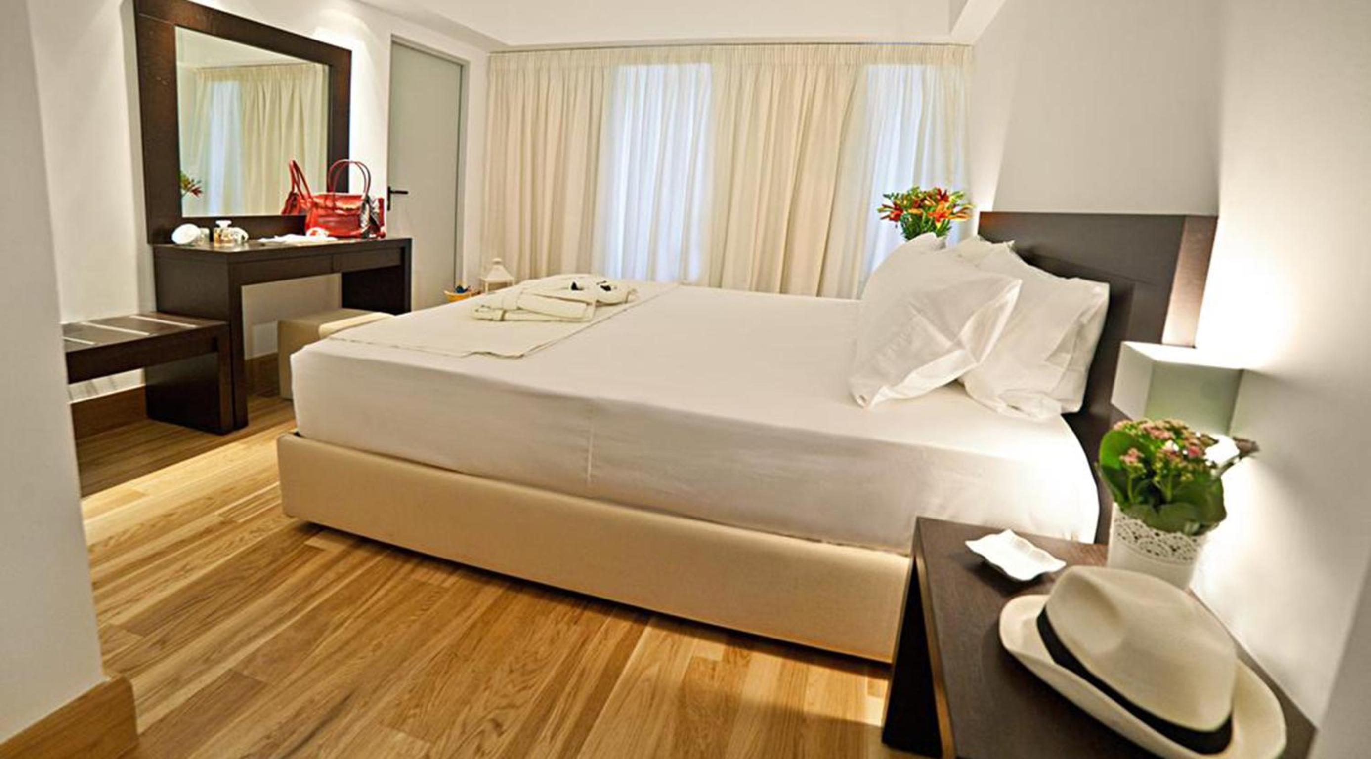 Family Room with Balcony and Acropolis View photo 3