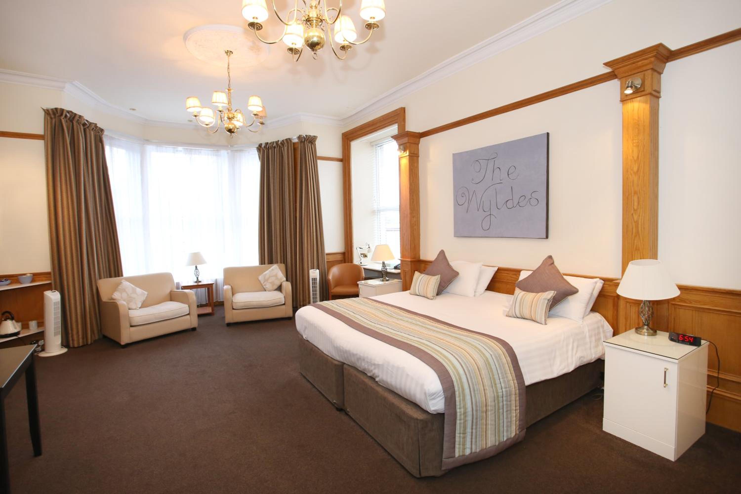 Superior Family Room - Photo 4