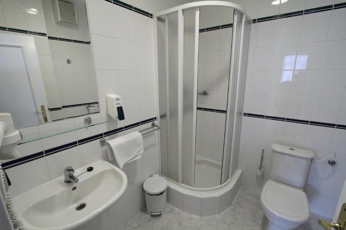 Deluxe Double Room with Shower photo 3