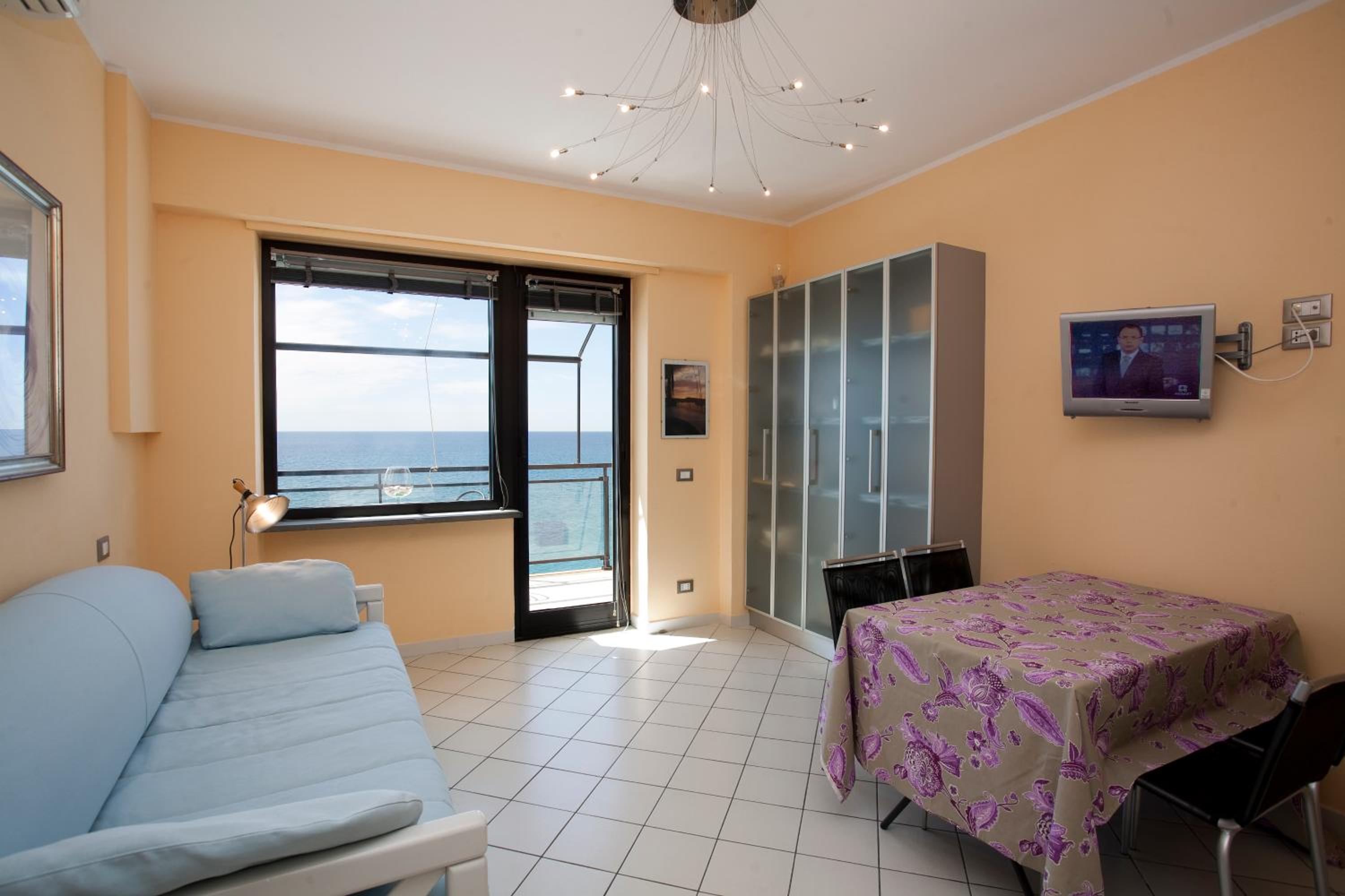 One-Bedroom Apartment - Beach Front with Beach Access