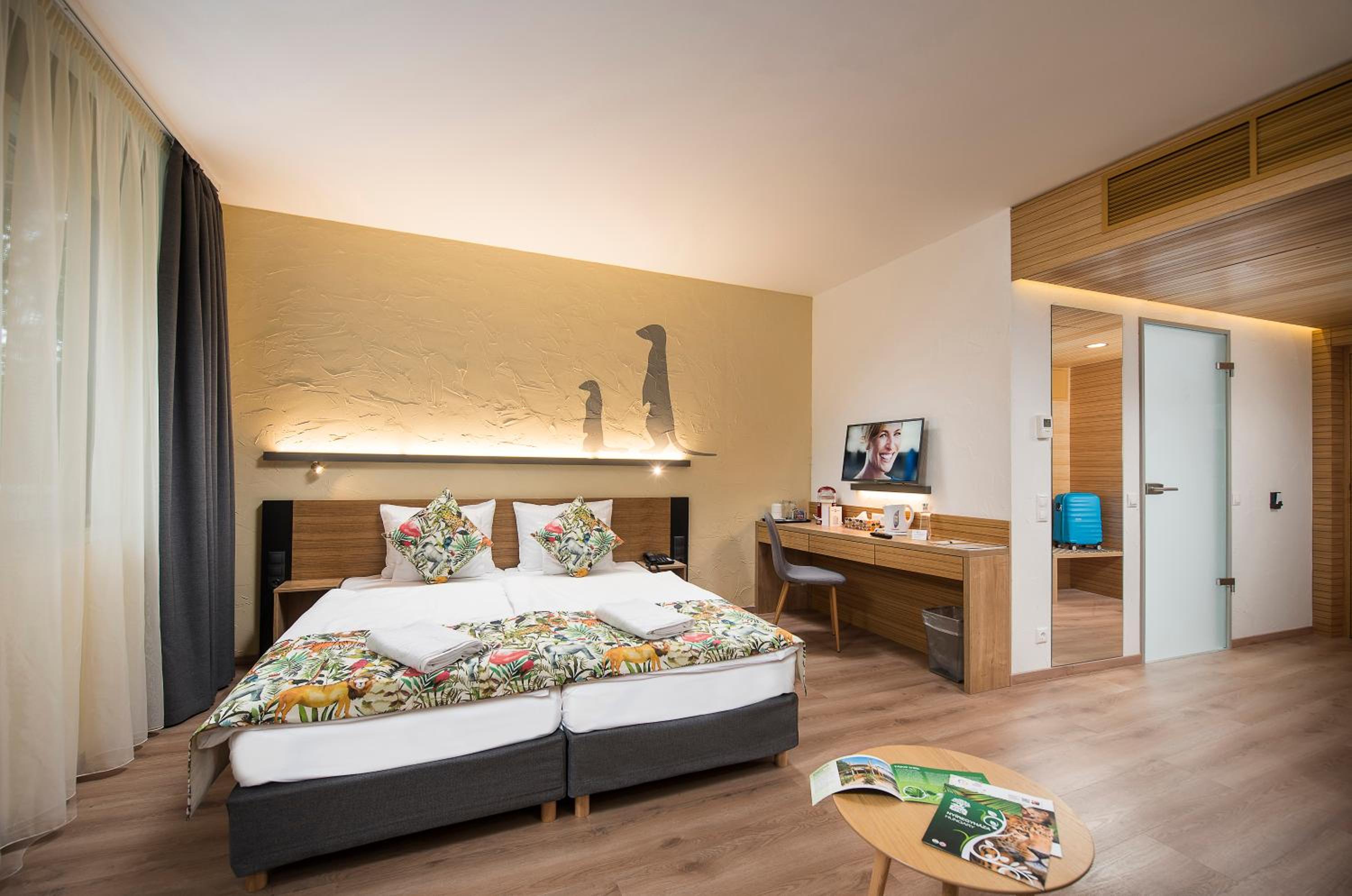 Open-plan Family Room with Bath and Free Zoo Access photo 1