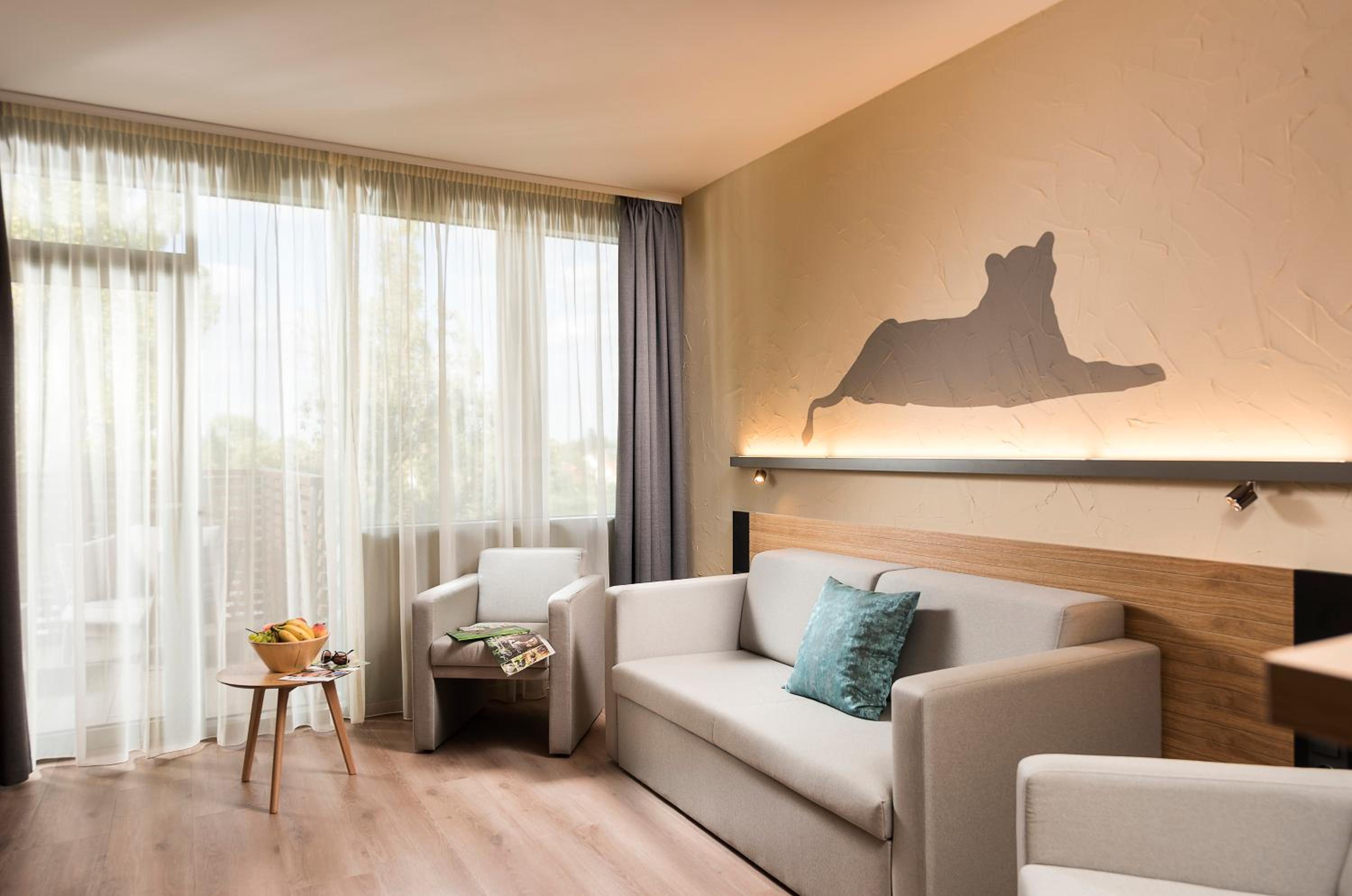 Suite with Lake View and Free Zoo Access photo 3