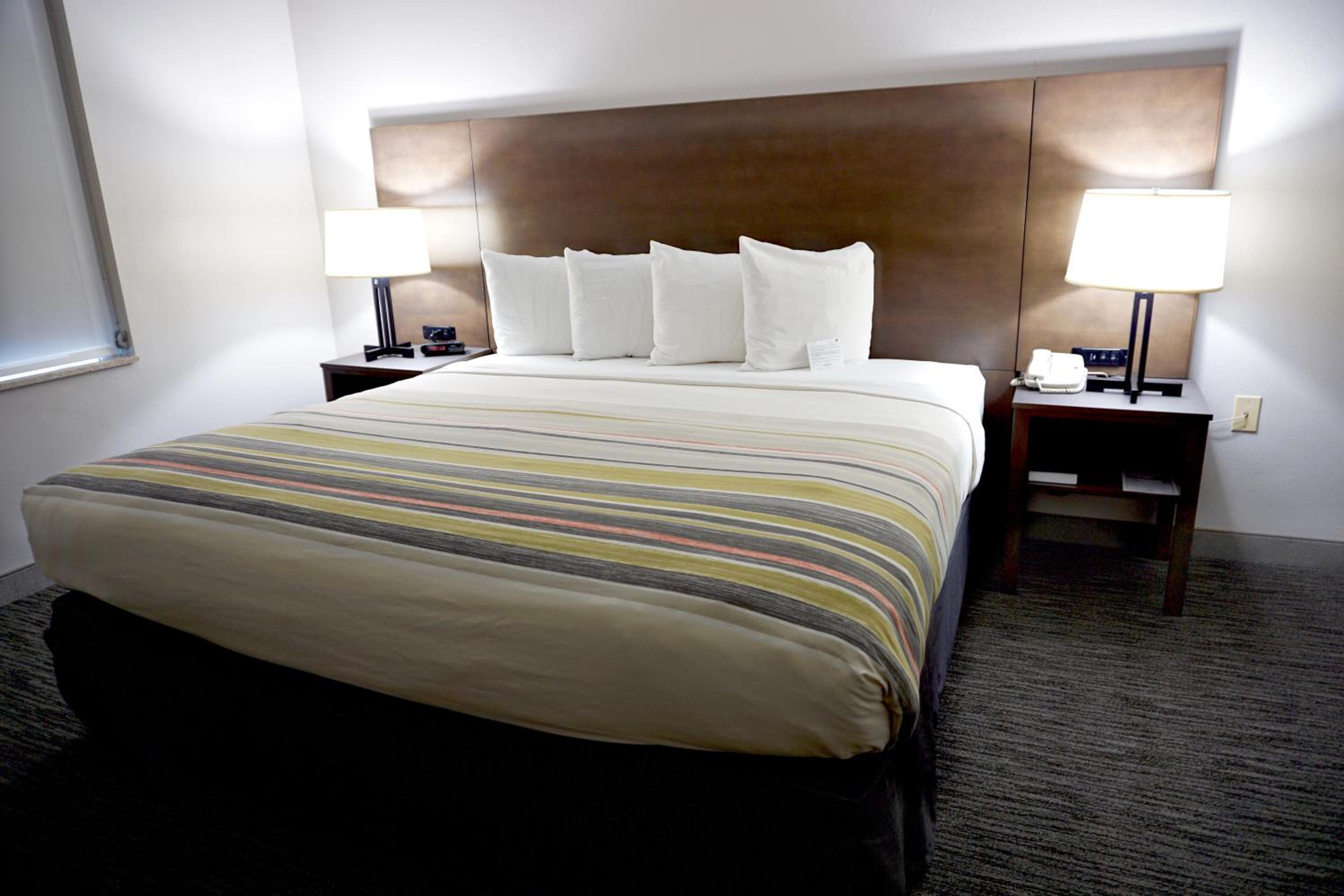 One-Bedroom King Suite with Sofa Bed - Non-Smoking - Photo 3