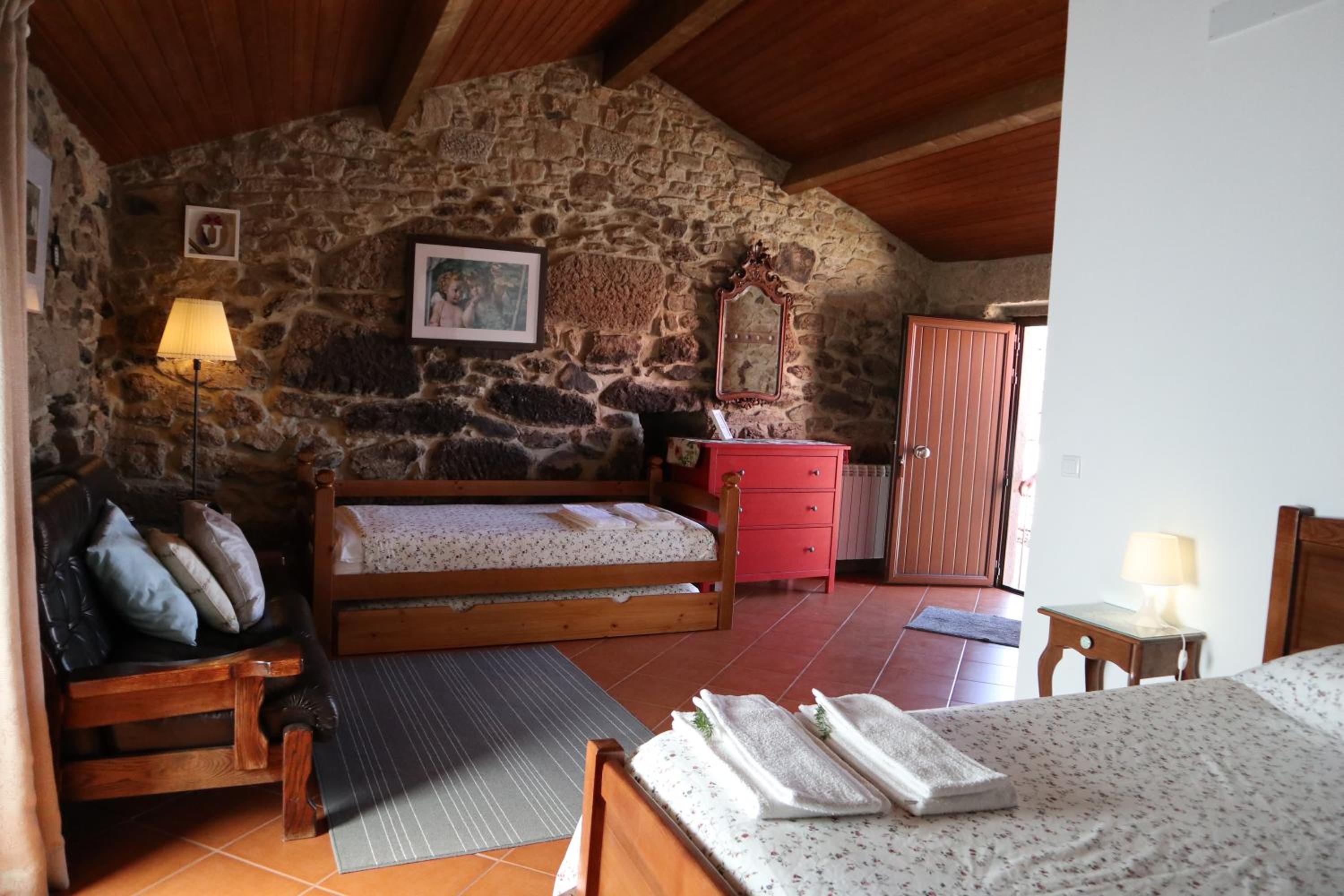 Superior Quadruple Room - Photo 10