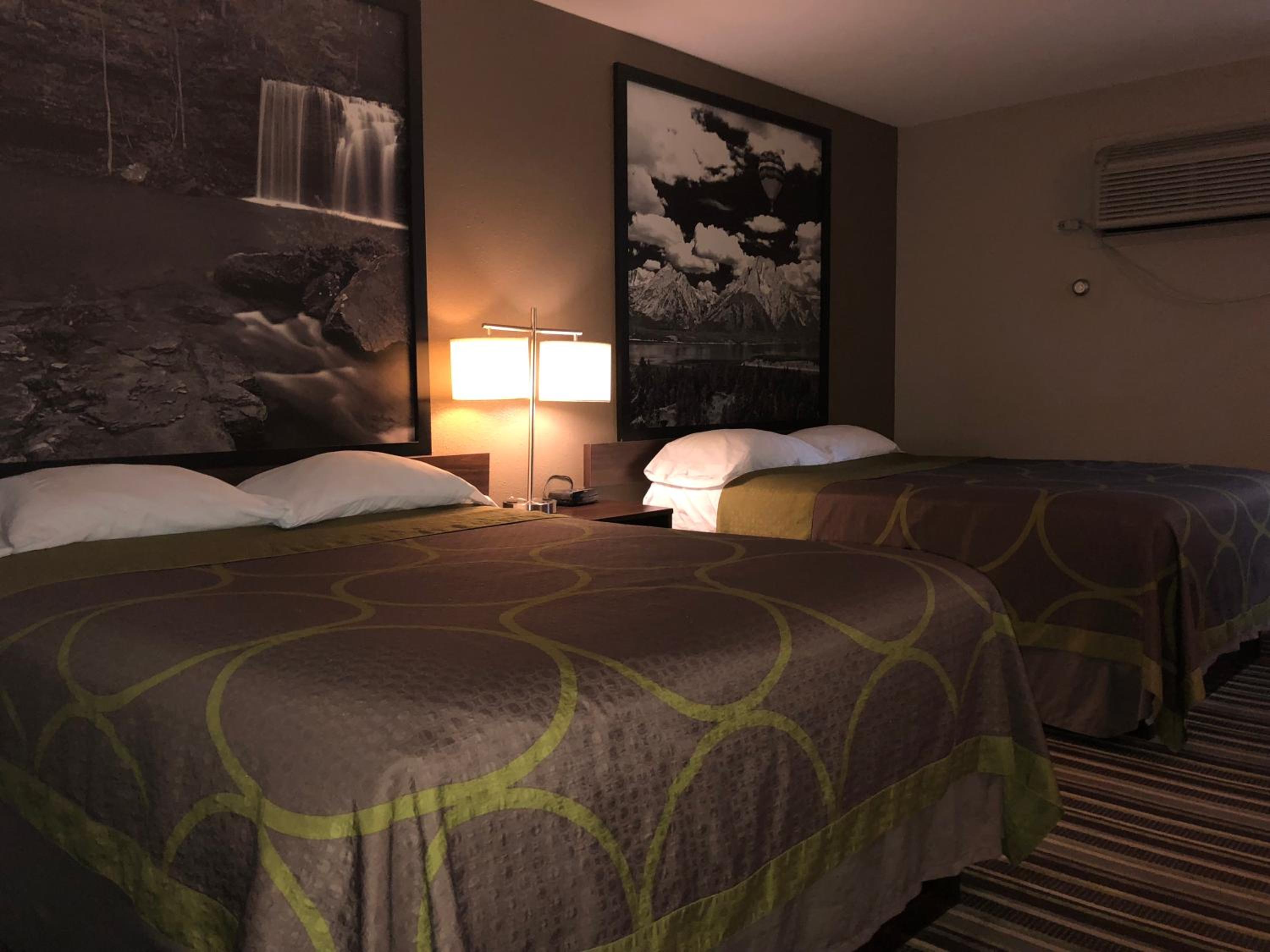 Deluxe Queen Room with Two Queen Beds - Non-Smoking - Photo 6