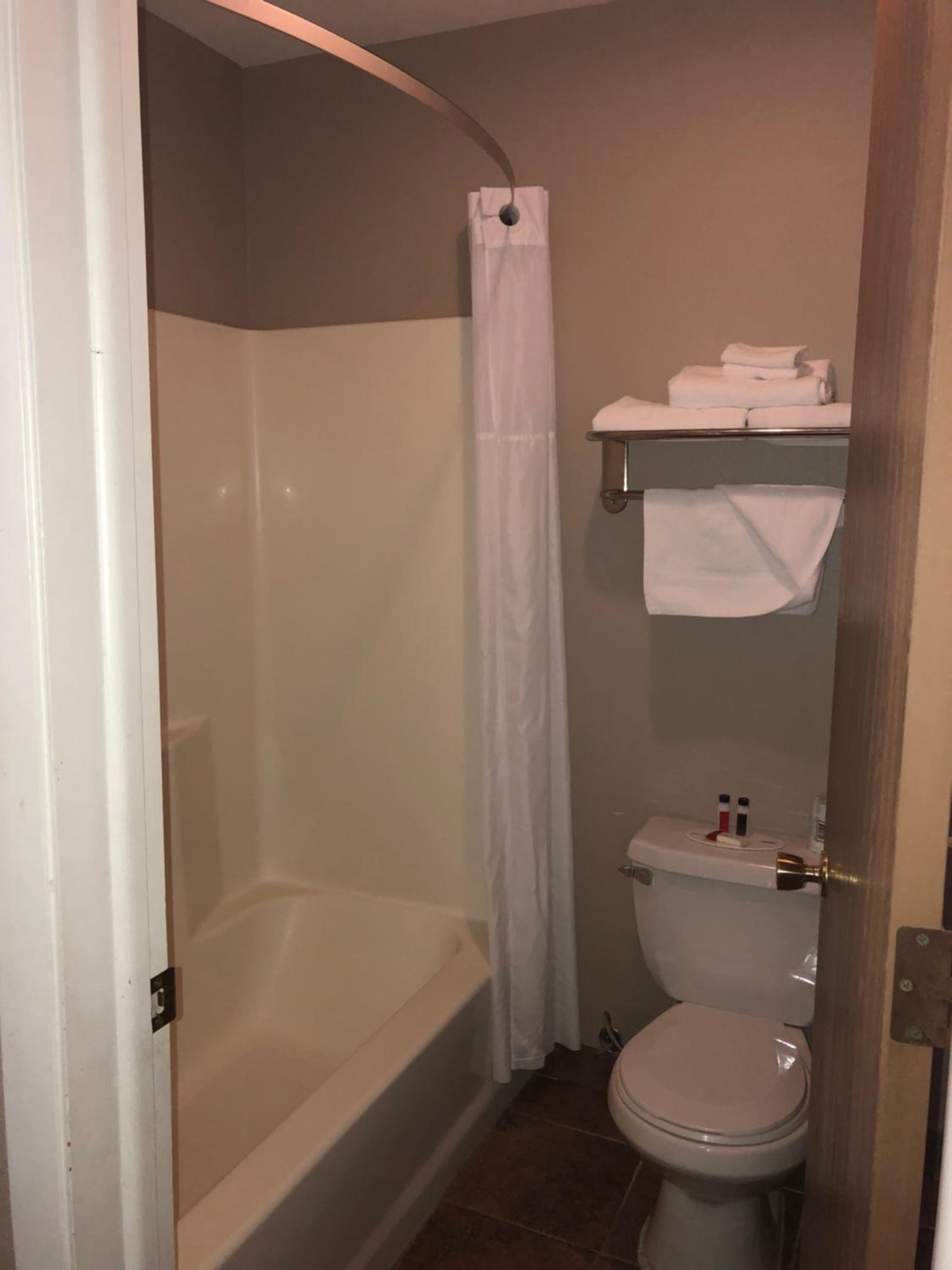 Deluxe Queen Room - Non-Smoking - Photo 3