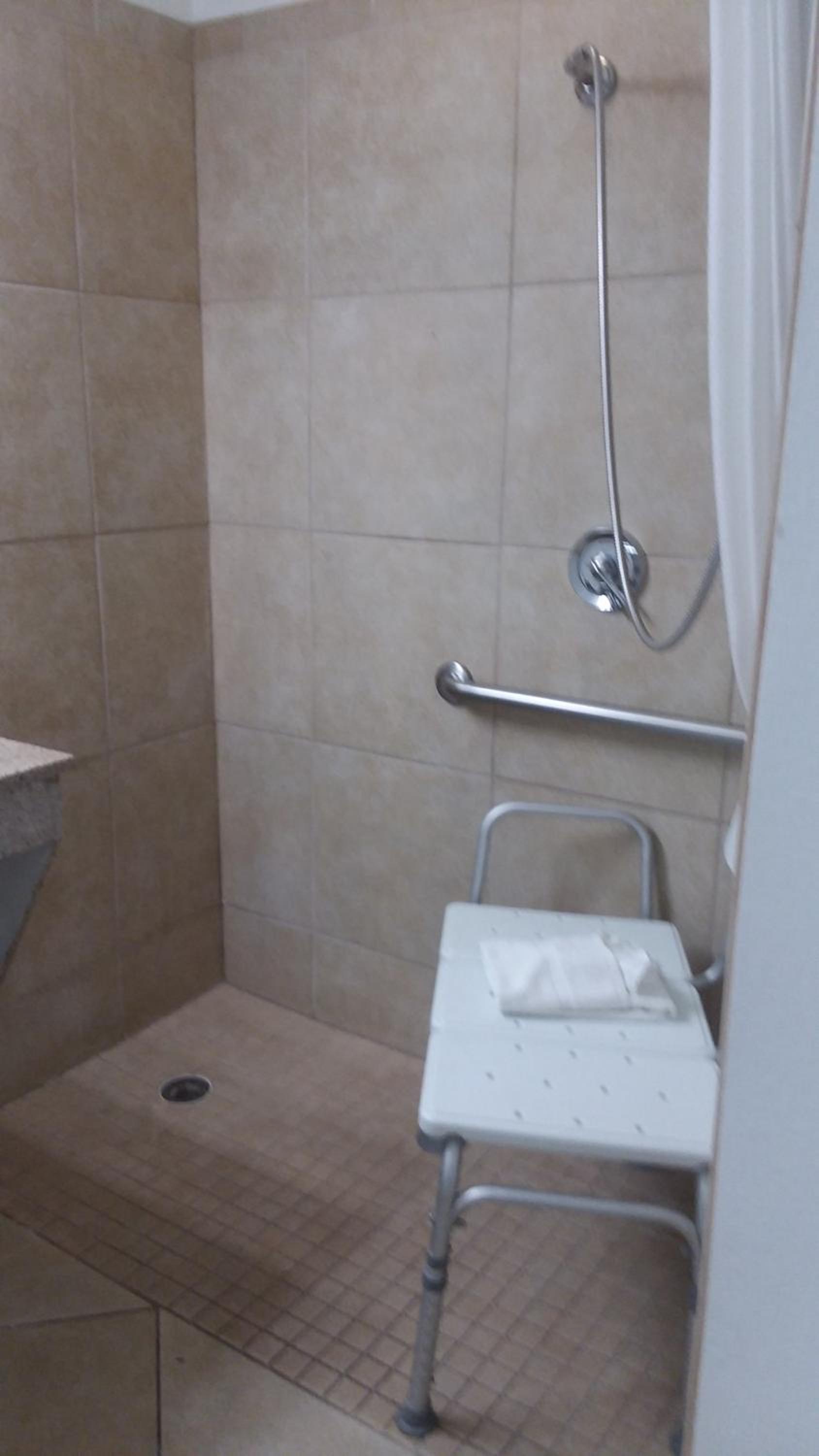 Queen Room with Roll in Shower - Disability Access/Non-Smoking - Photo 3