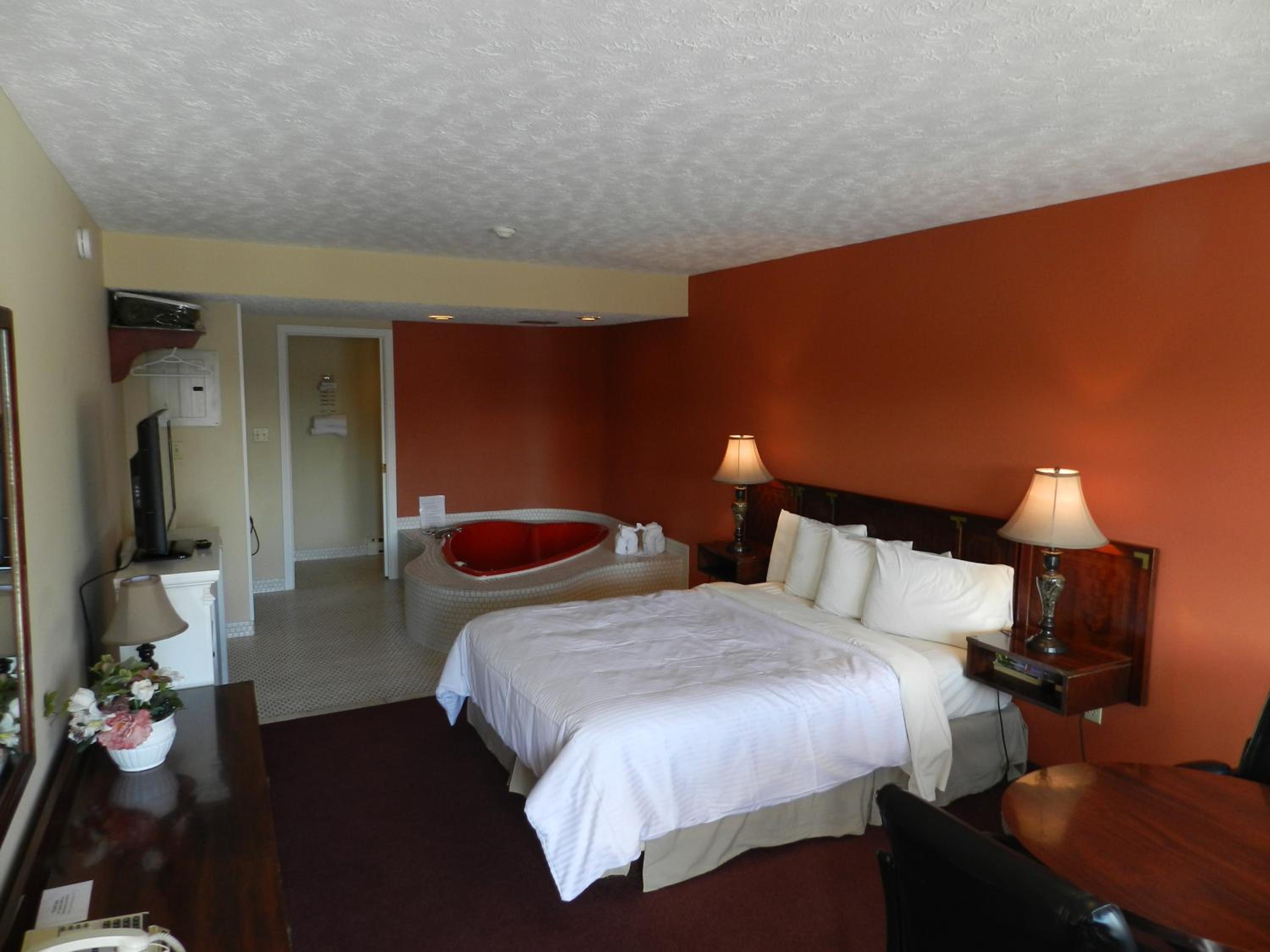 Queen Room with Hot Tub photo 3