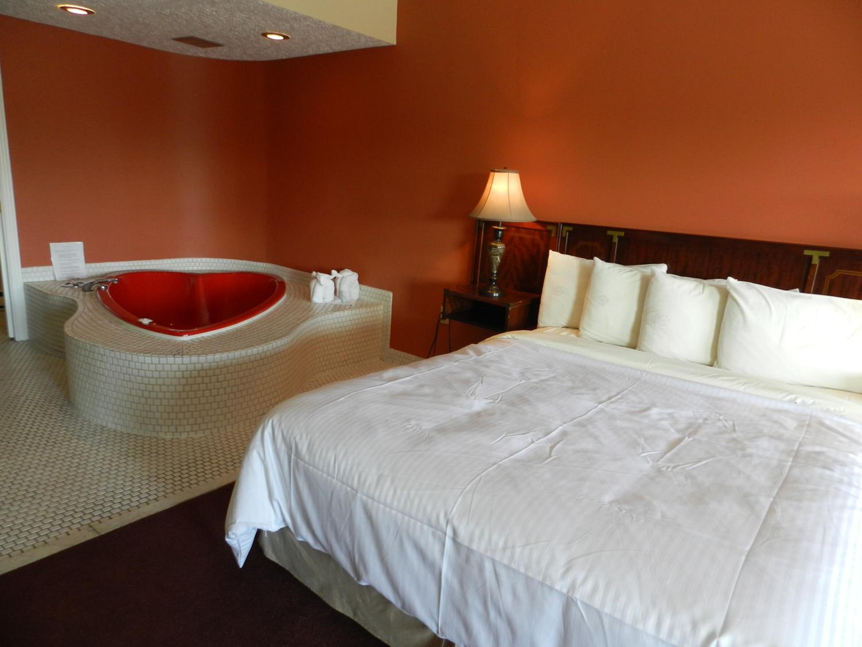 Queen Room with Hot Tub photo 2