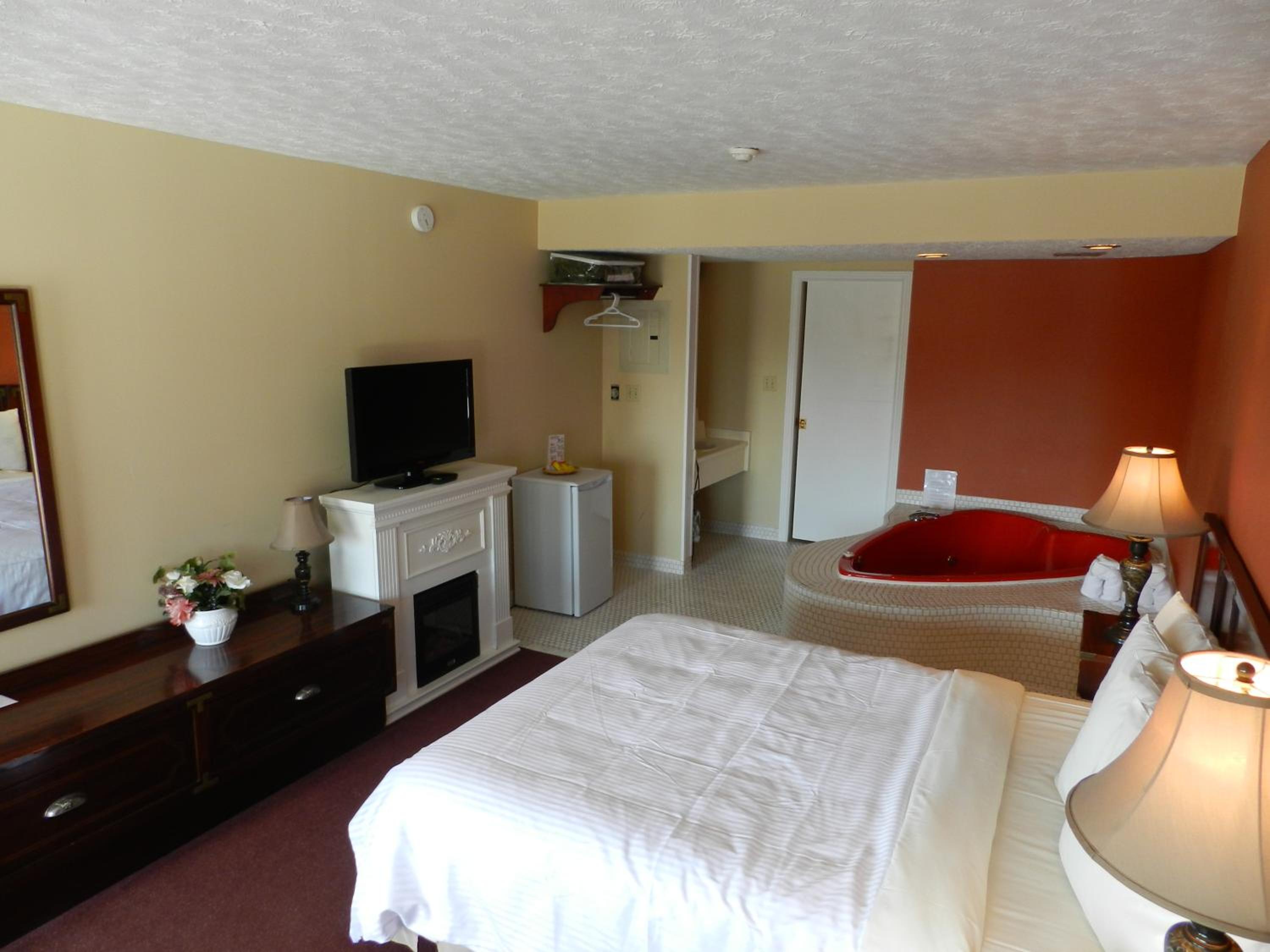 Queen Room with Hot Tub photo 1