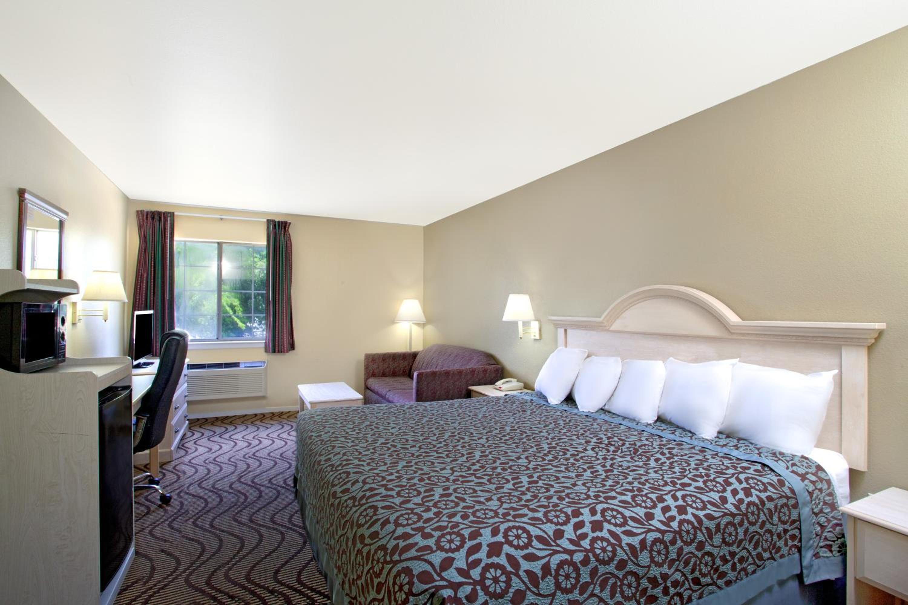 King Room with Roll-In Shower - Mobility Access/Non-Smoking - Photo 5