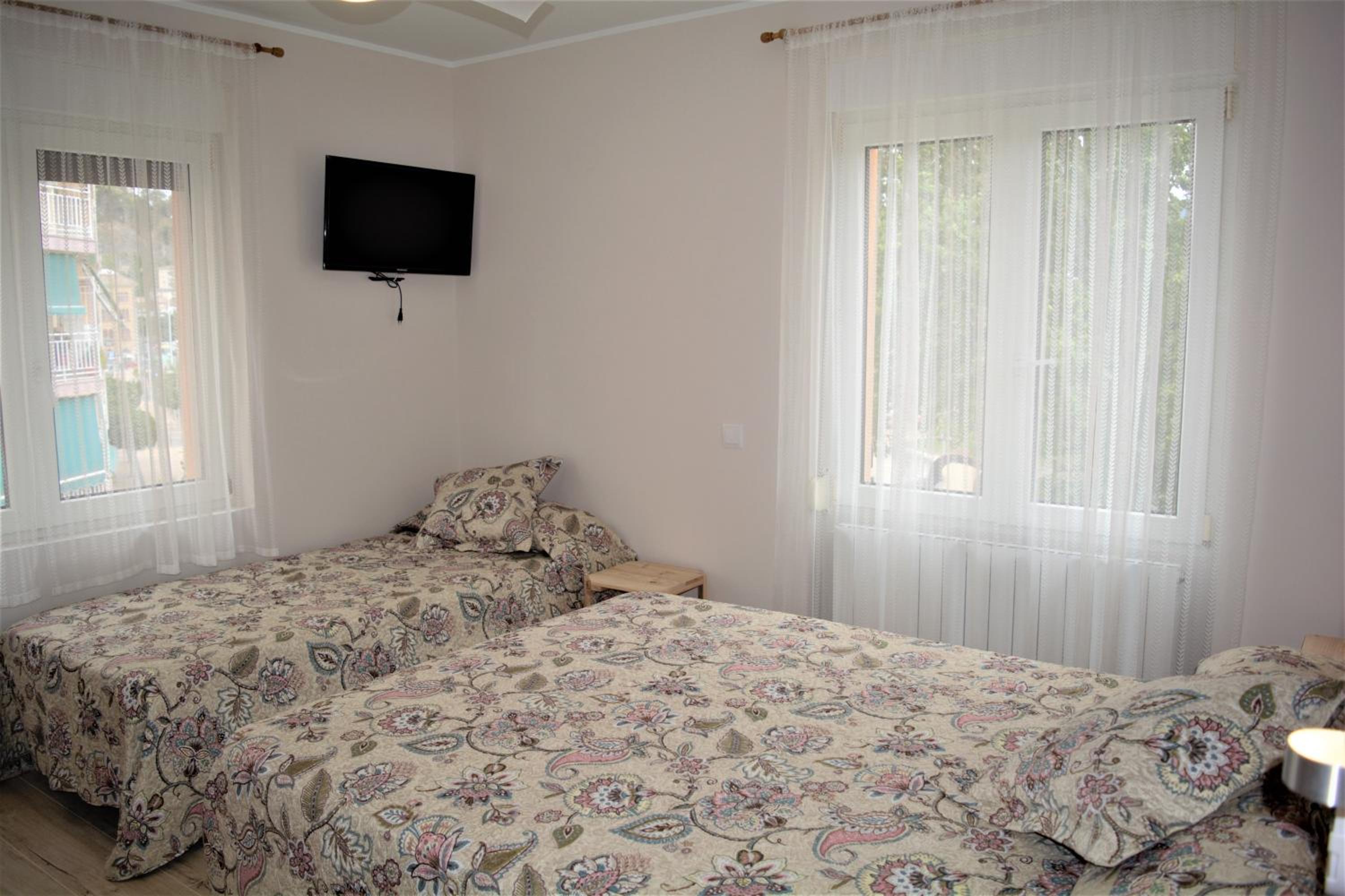 Basic Triple Room with Shared Bathroom photo 2