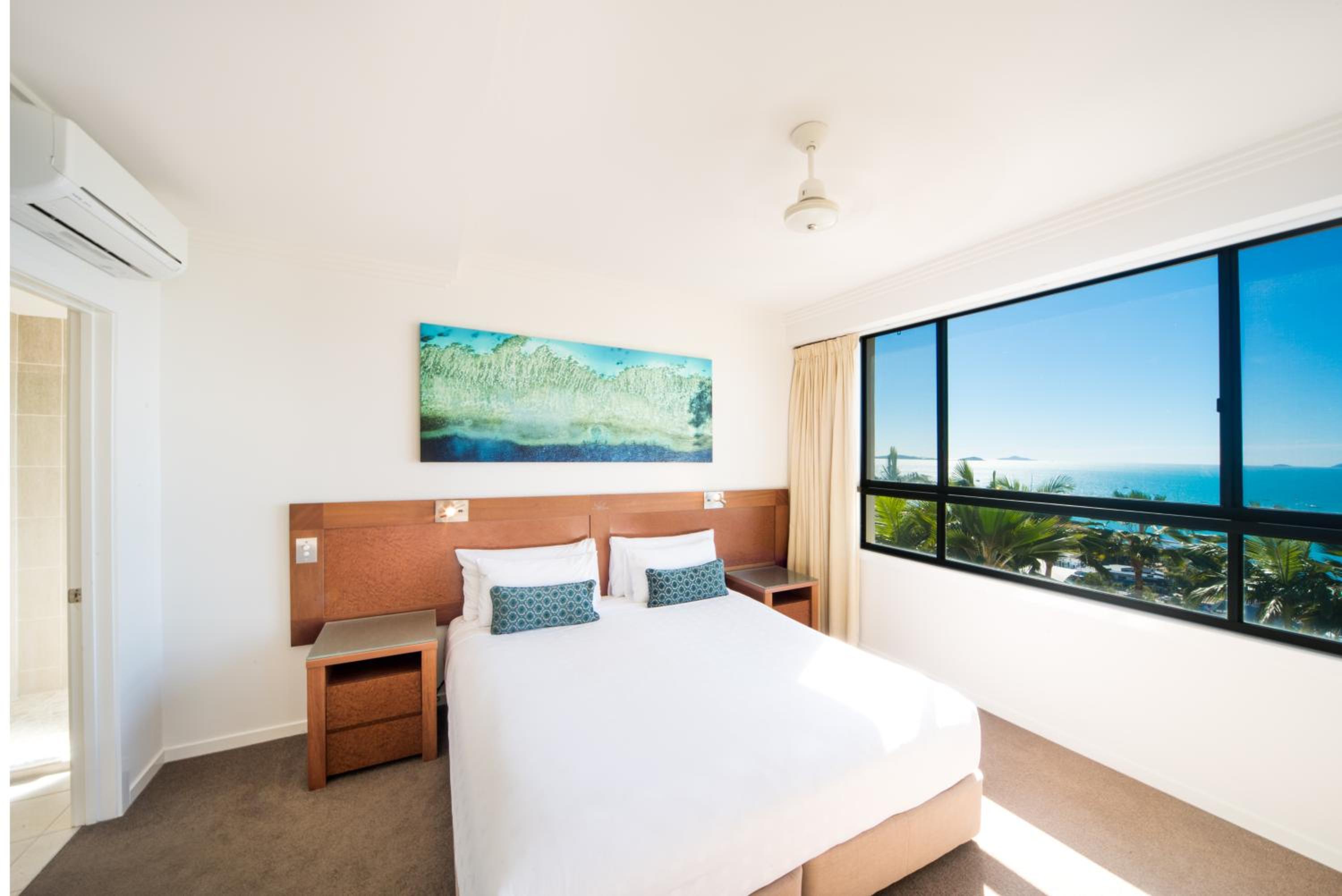 Two-Bedroom Standard Sea View Apartment with Hot Tub photo 1