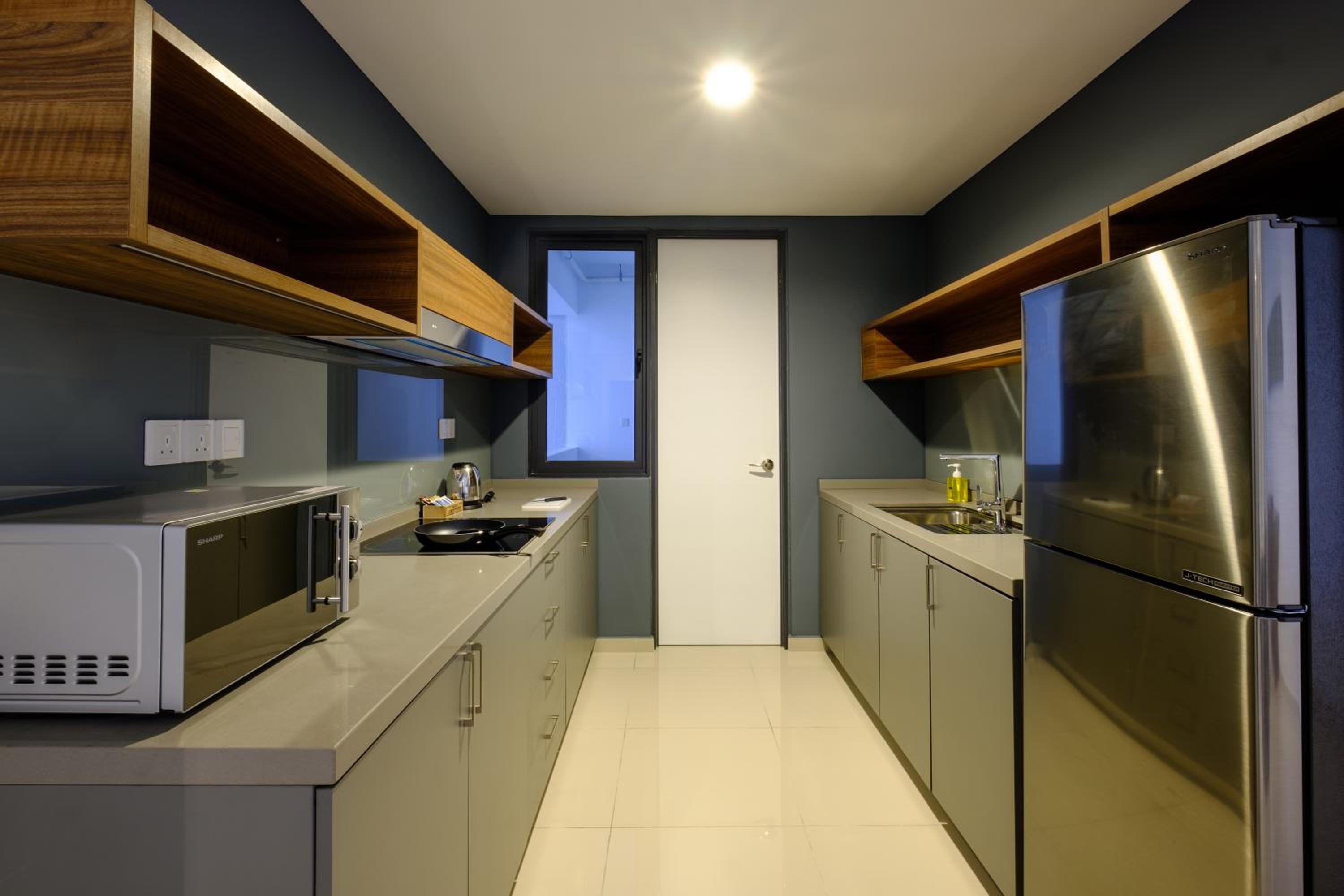 Three-Bedroom Apartment with Sea View - Photo 12