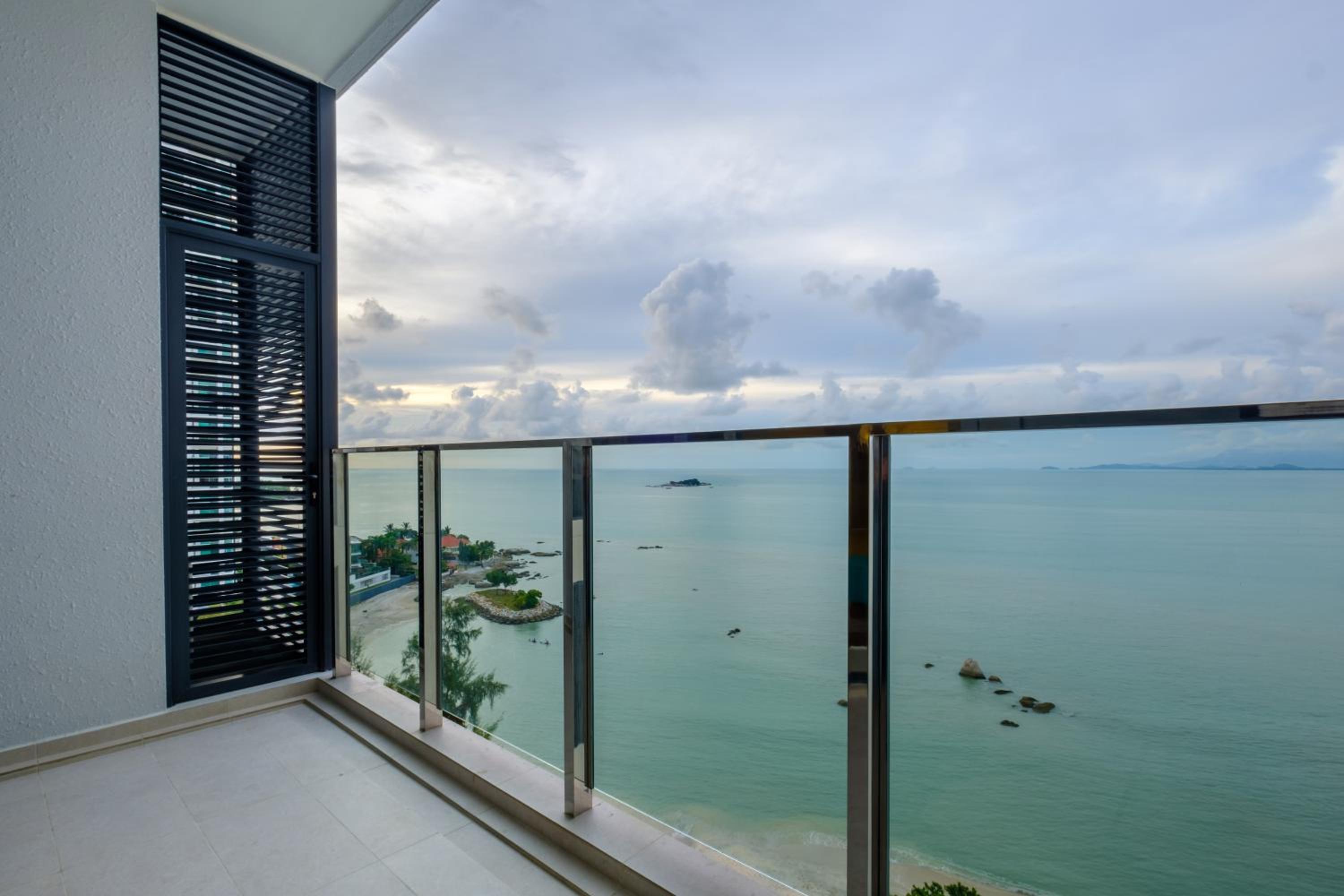 Two-Bedroom Apartment with Sea View - Photo 8