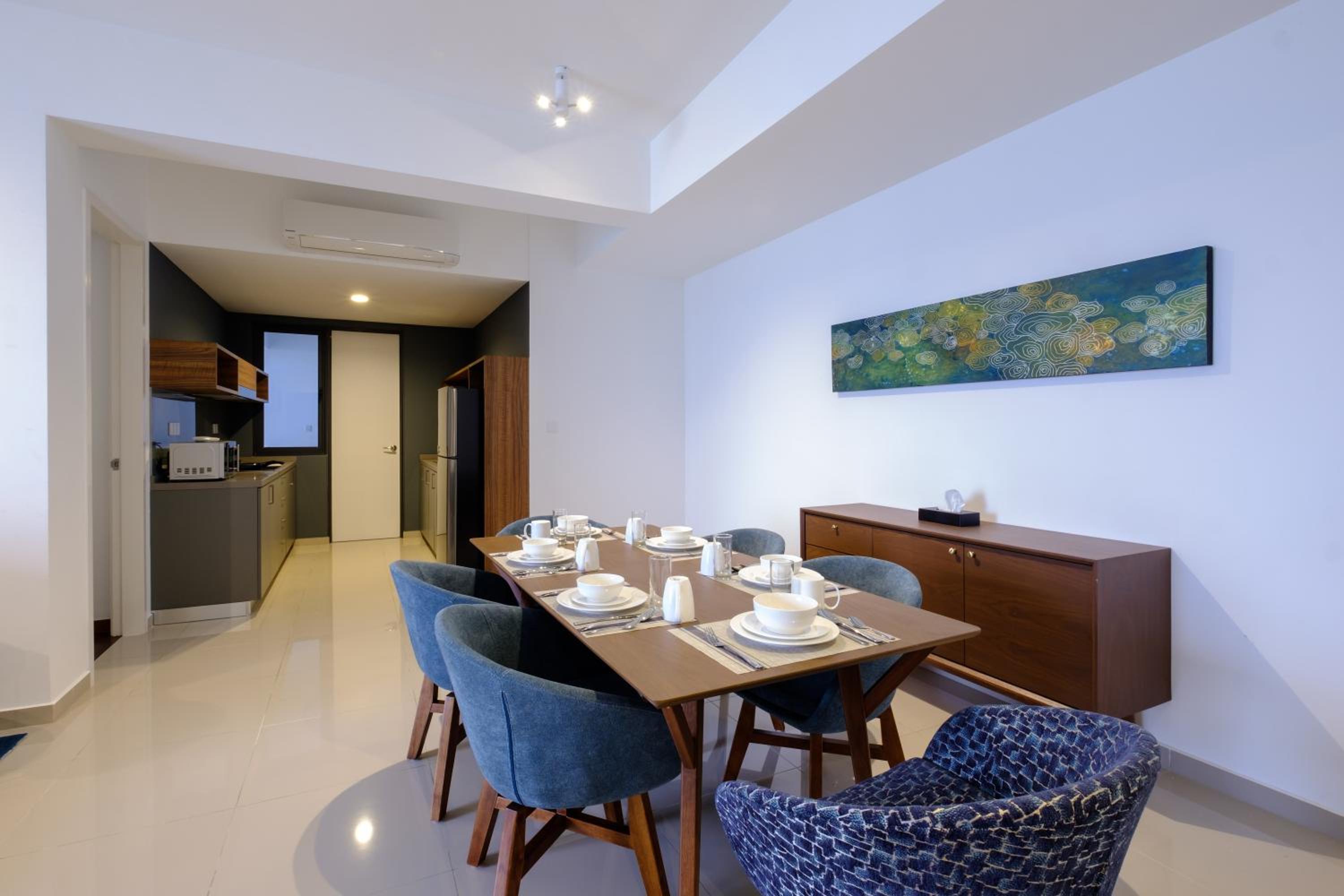 Three-Bedroom Apartment with Sea View - Photo 10
