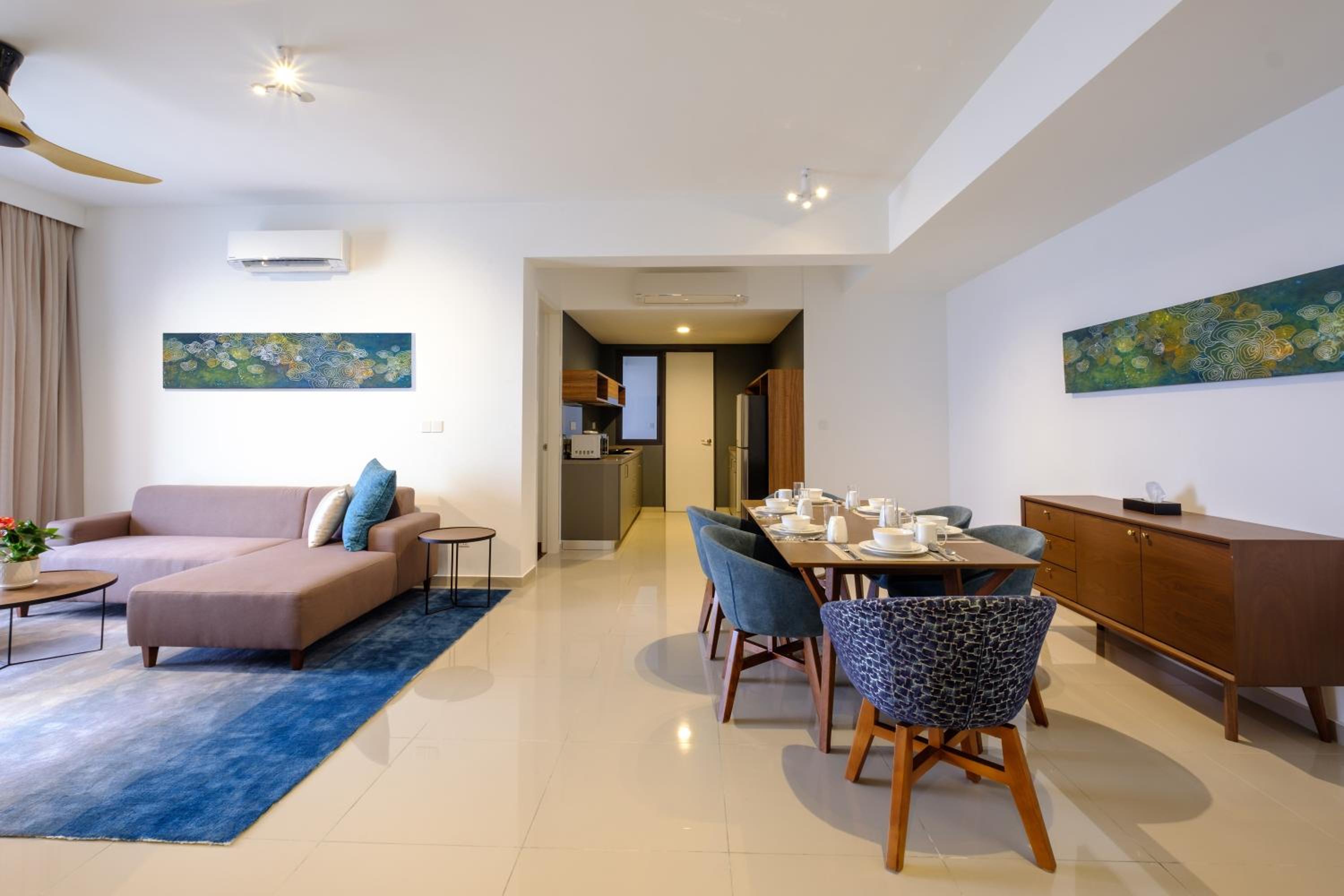 Three-Bedroom Apartment with Sea View - Photo 9