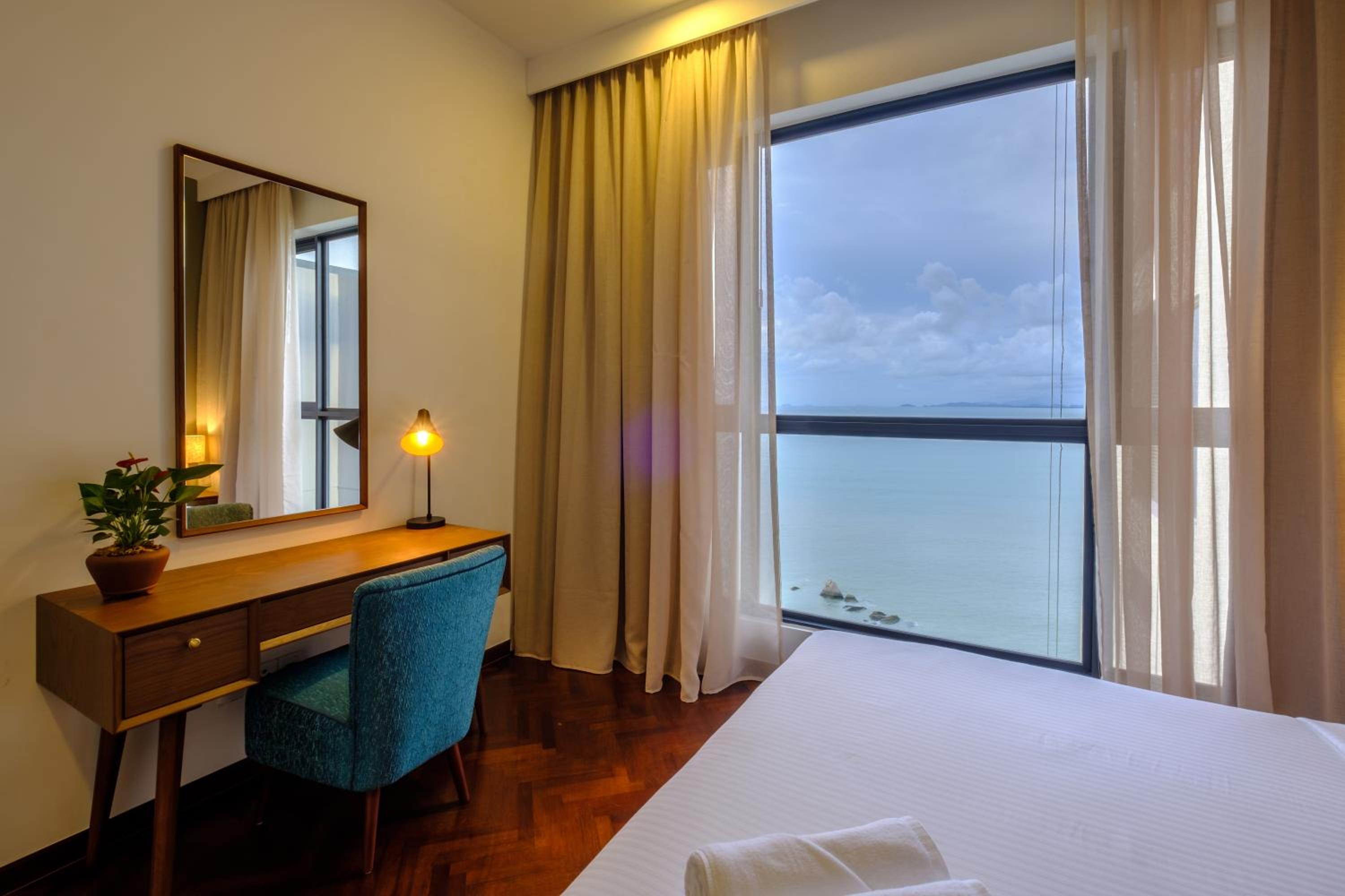 Three-Bedroom Apartment with Sea View - Photo 8