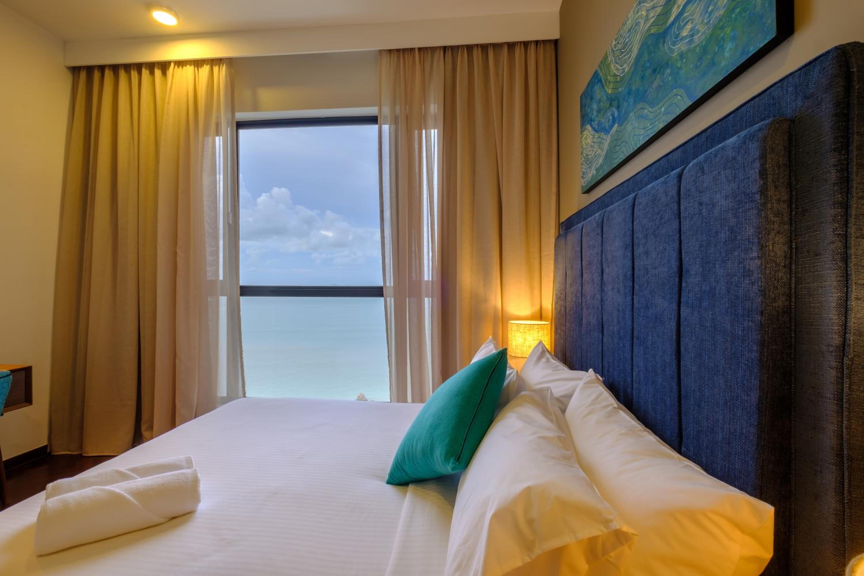 Three-Bedroom Apartment with Sea View - Photo 7